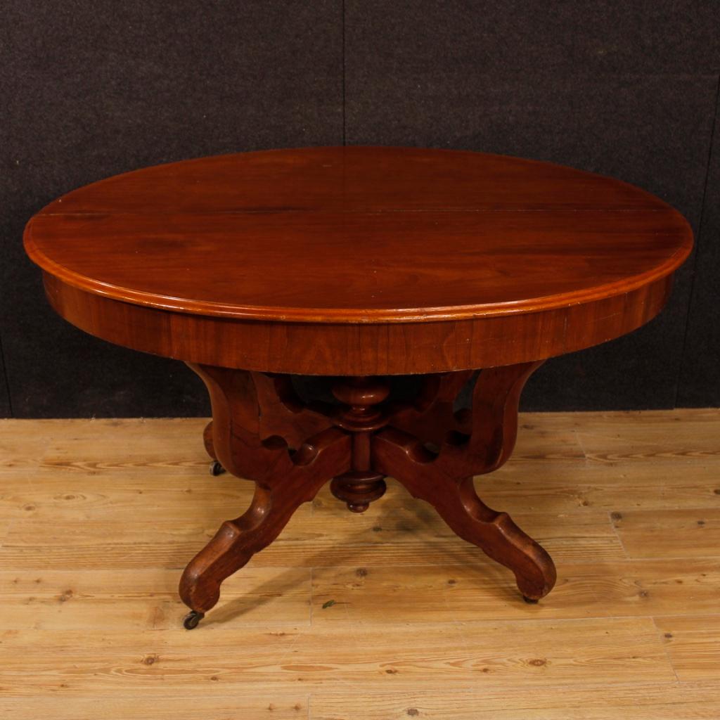 Extendable Dutch dining table from the first half of the 20th century. Furniture carved in mahogany wood supported by a four-legged structure equipped with wheels of beautiful line and pleasant decor. Oval openable top that can be extended up to the