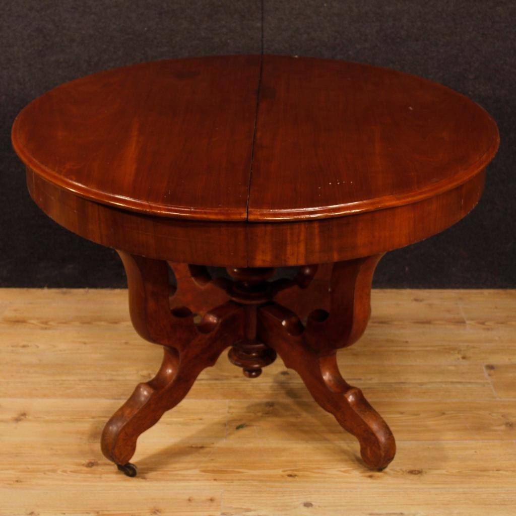 Extendable Dutch Dining Table in Carved Mahogany Wood from 20th Century In Good Condition In Vicoforte, Piedmont