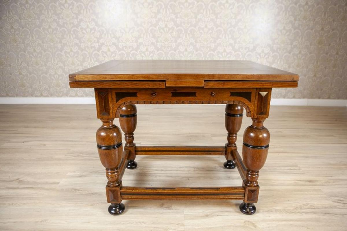 Extendable Dutch Oak Side Table, Late 19th Century - with history on the back

A classic wooden table with a sturdy construction, crafted from high-quality oak in a warm brown shade. The tabletop features marquetry with delicate embellishments along