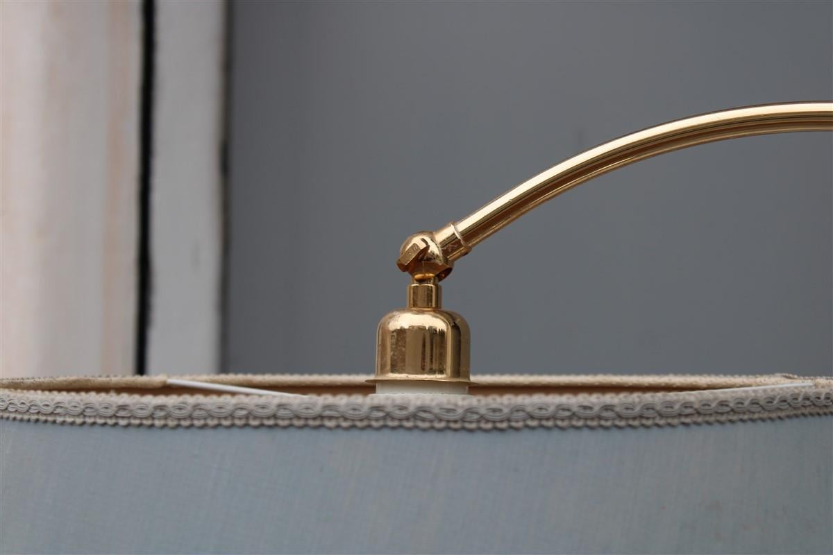 Milieu du XXe siècle Lampadaire à rallonge extensible de conception italienne des années 1950 en tissu dôme en laiton doré en vente