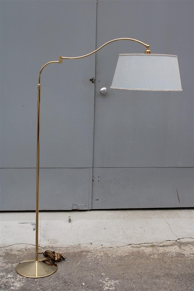 Laiton Lampadaire à rallonge extensible de conception italienne des années 1950 en tissu dôme en laiton doré en vente