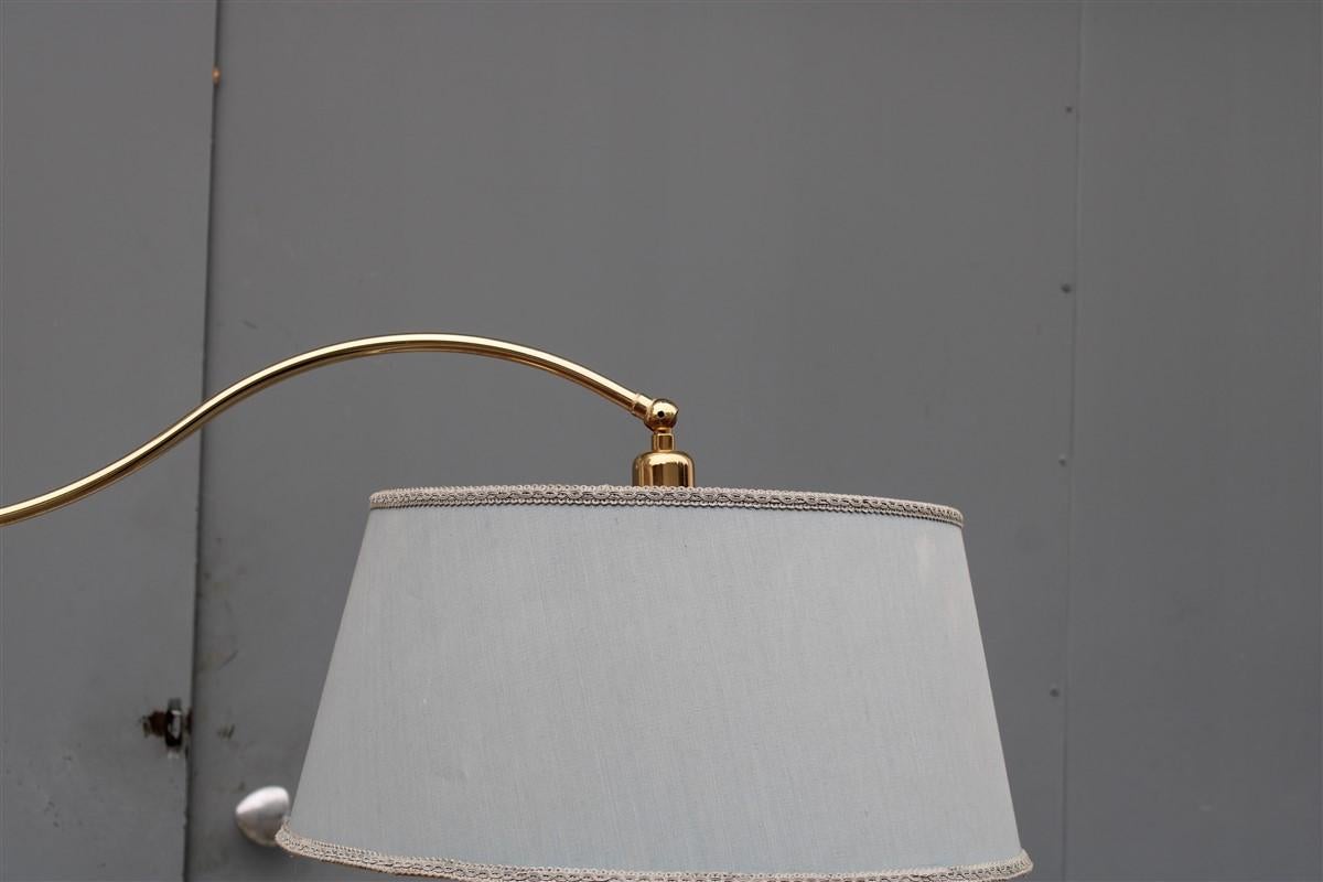 Lampadaire à rallonge extensible de conception italienne des années 1950 en tissu dôme en laiton doré en vente 1
