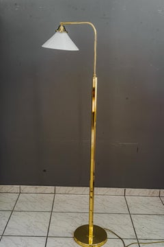 Lampadaire à rallonge extensible avec abat-jour en verre opale d'origine datant des années 1920