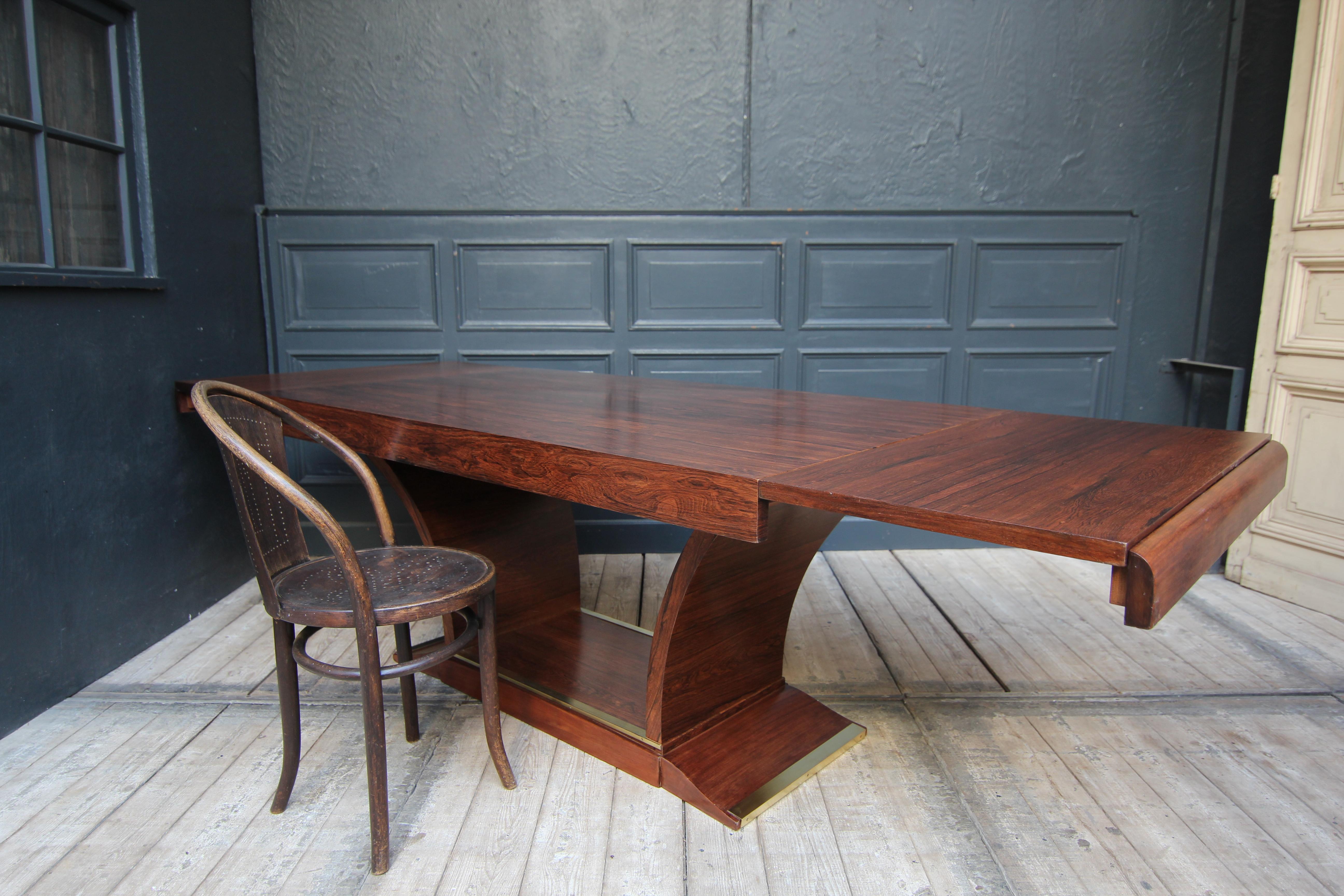 French Art Deco table in rosewood and mahogany. 1930s.

Extendable on both sides with extension leaves.

Dimensions: 
75 cm high / 29.5 inch high,
167 cm or 262 cm (extended) wide / 65.7 inch or 103.1 inch (extended) wide,
95 cm deep / 37.4