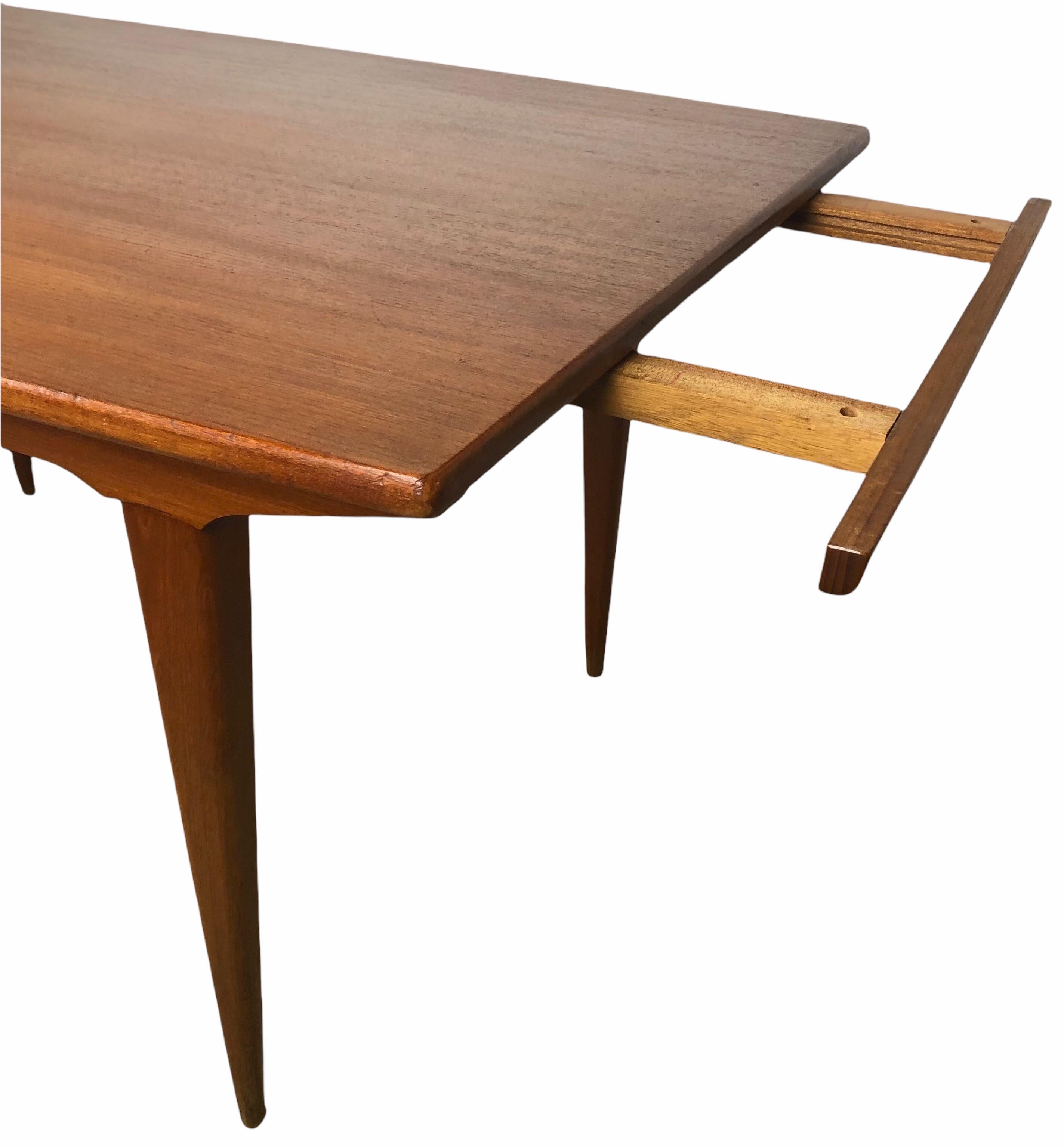 Extendable Scandinavian Style Dining Table Manner of Vilhelm Wohlert In Good Condition For Sale In Miami, FL
