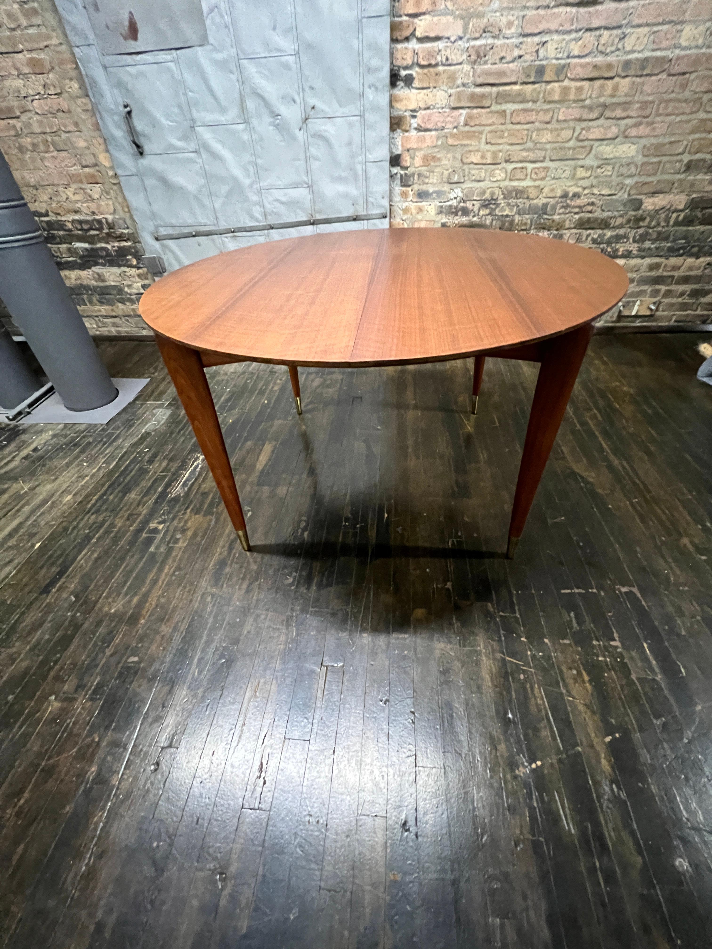 Mid-Century Modern Extendable Gio Ponte Dining Table in Italian Walnut by Singer and Sons 