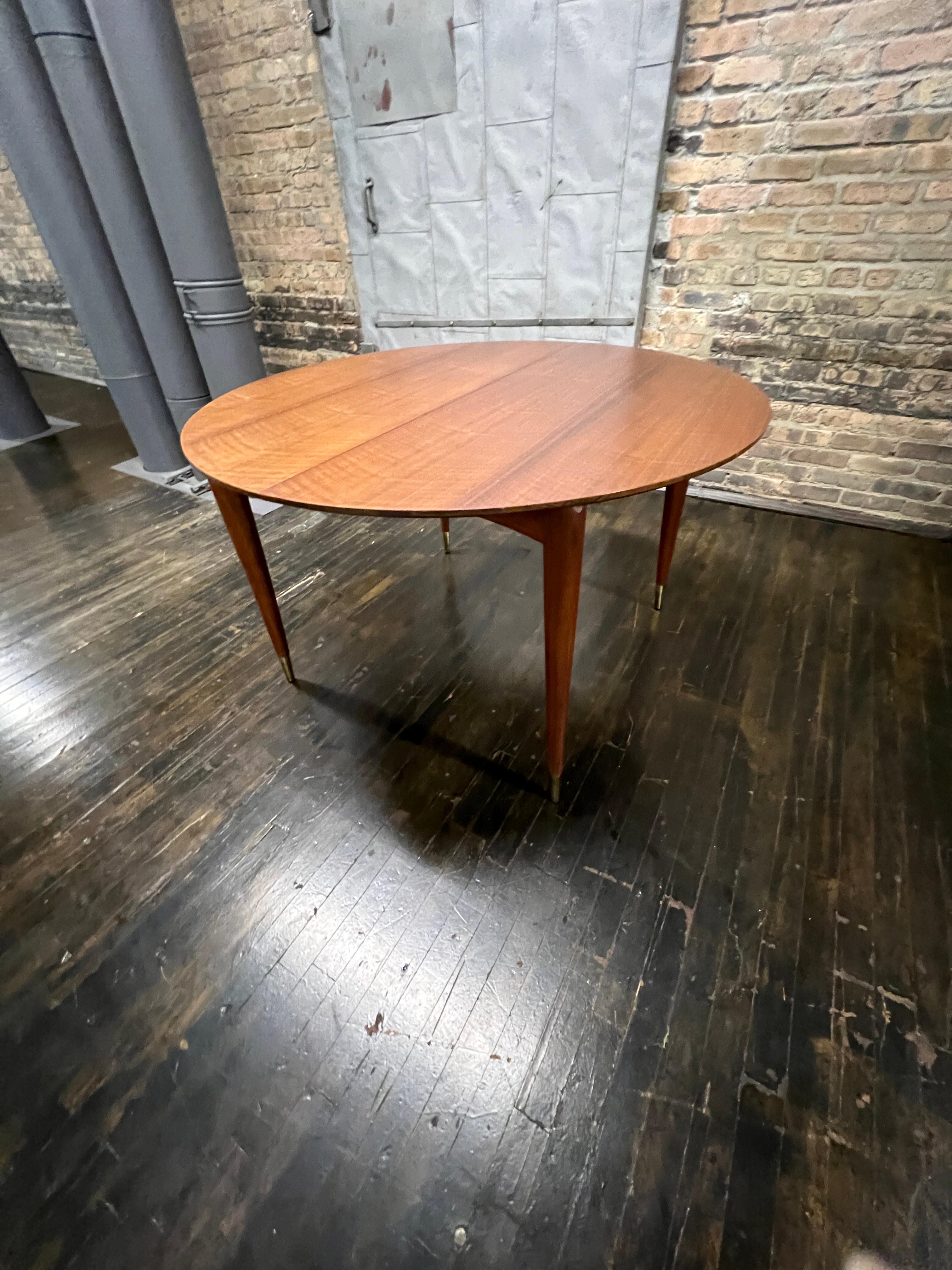 Extendable Gio Ponte Dining Table in Italian Walnut by Singer and Sons  In Good Condition In Chicago, IL