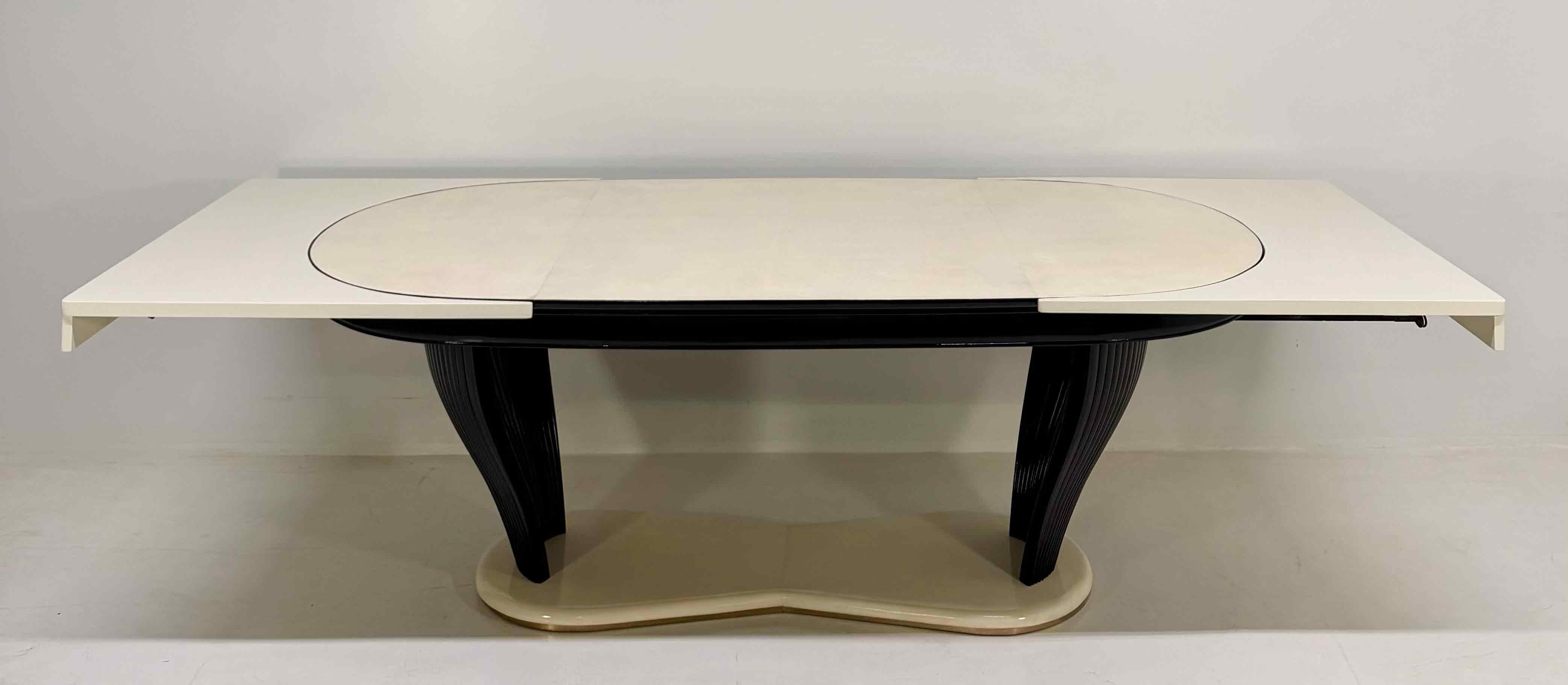 Table de salle à manger extensible Art déco italien att. Vittorio Dassi en parchemin, années 1940 en vente 8