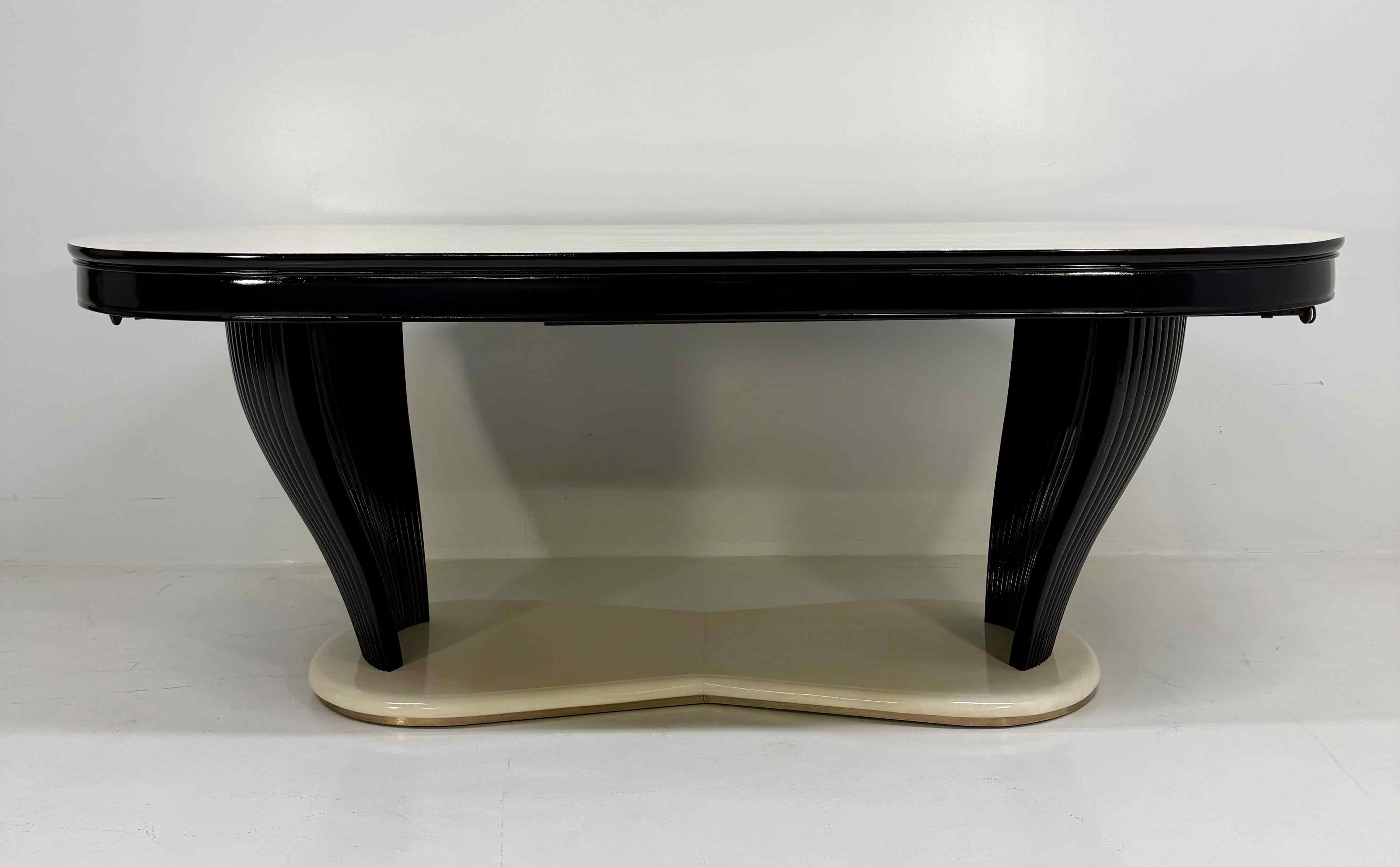 Table de salle à manger extensible Art déco italien att. Vittorio Dassi en parchemin, années 1940 Bon état - En vente à Meda, MB