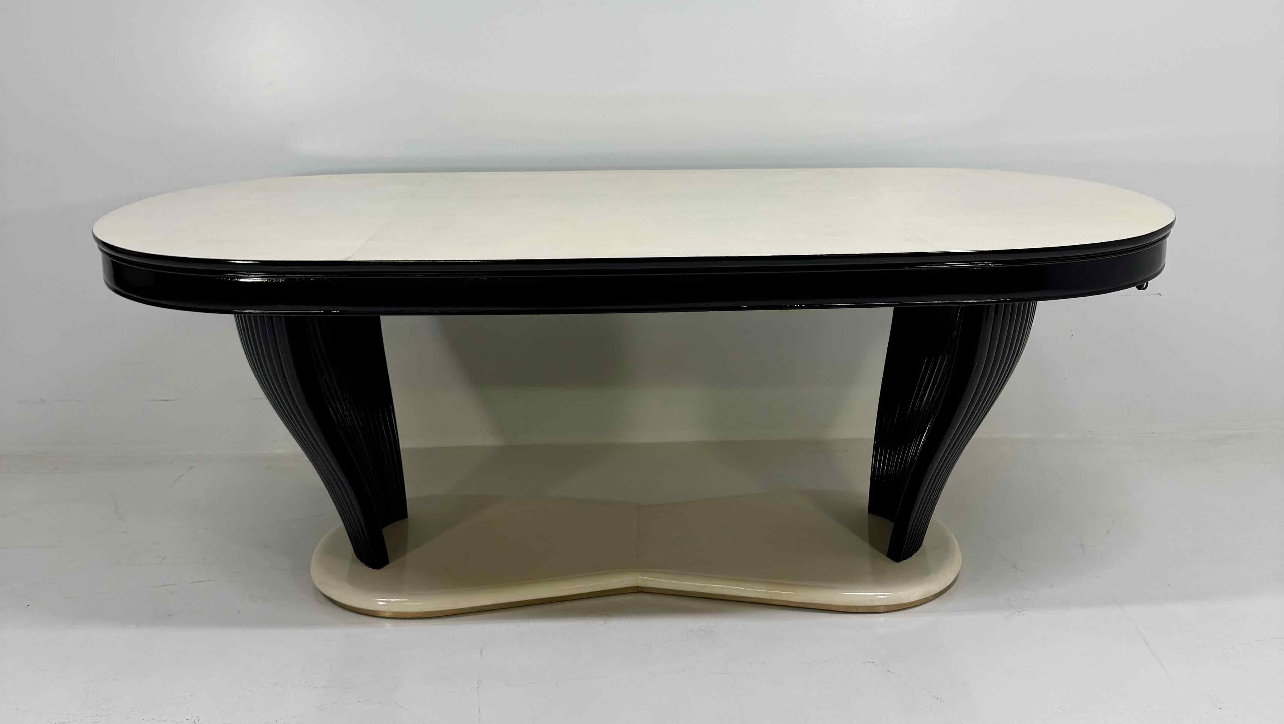 Milieu du XXe siècle Table de salle à manger extensible Art déco italien att. Vittorio Dassi en parchemin, années 1940 en vente