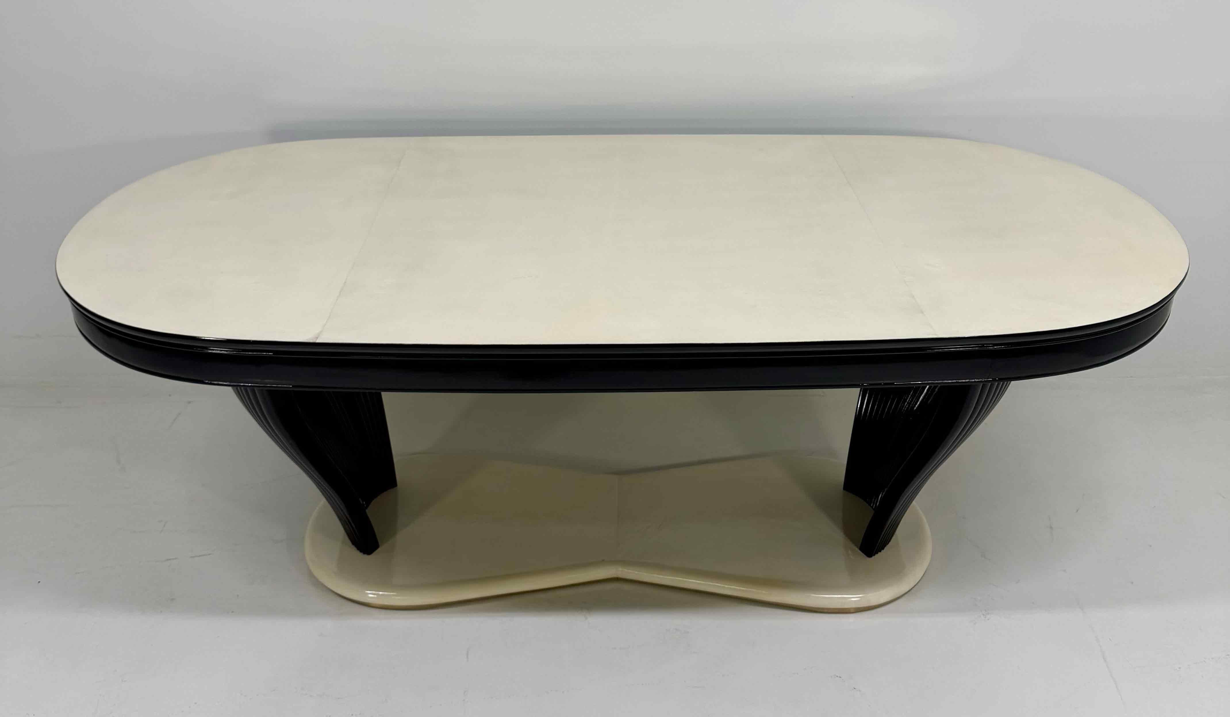 Laiton Table de salle à manger extensible Art déco italien att. Vittorio Dassi en parchemin, années 1940 en vente