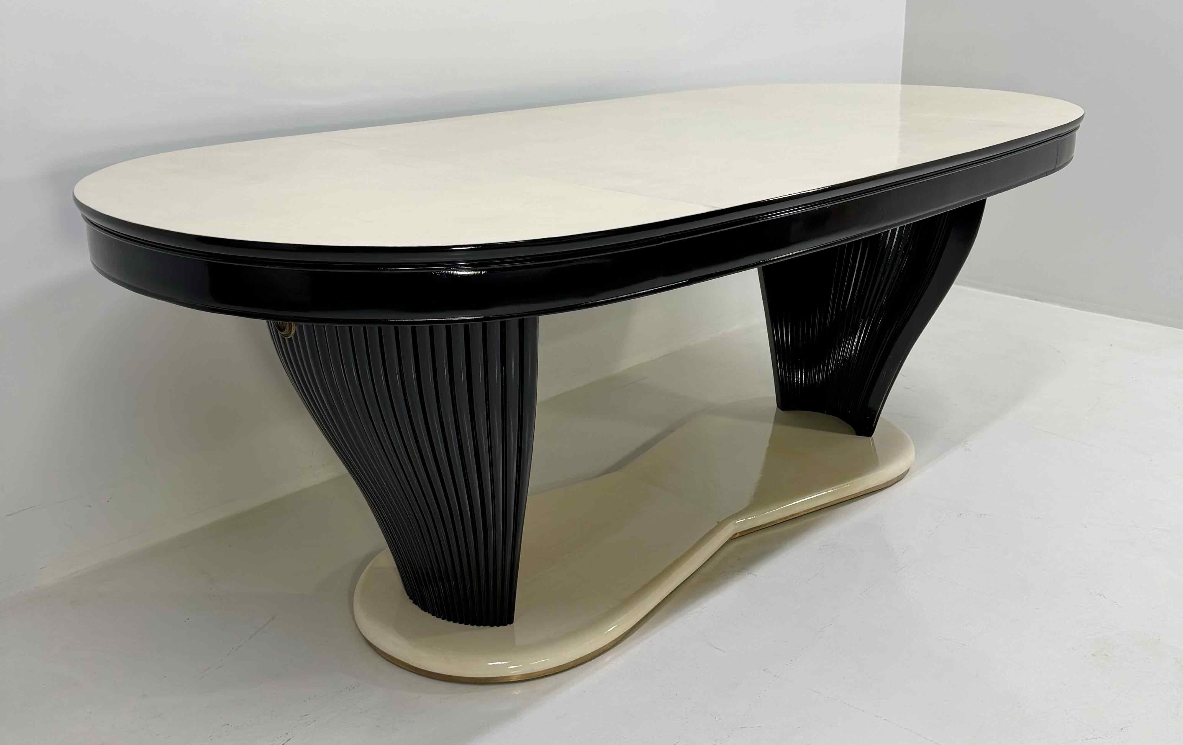 Table de salle à manger extensible Art déco italien att. Vittorio Dassi en parchemin, années 1940 en vente 1