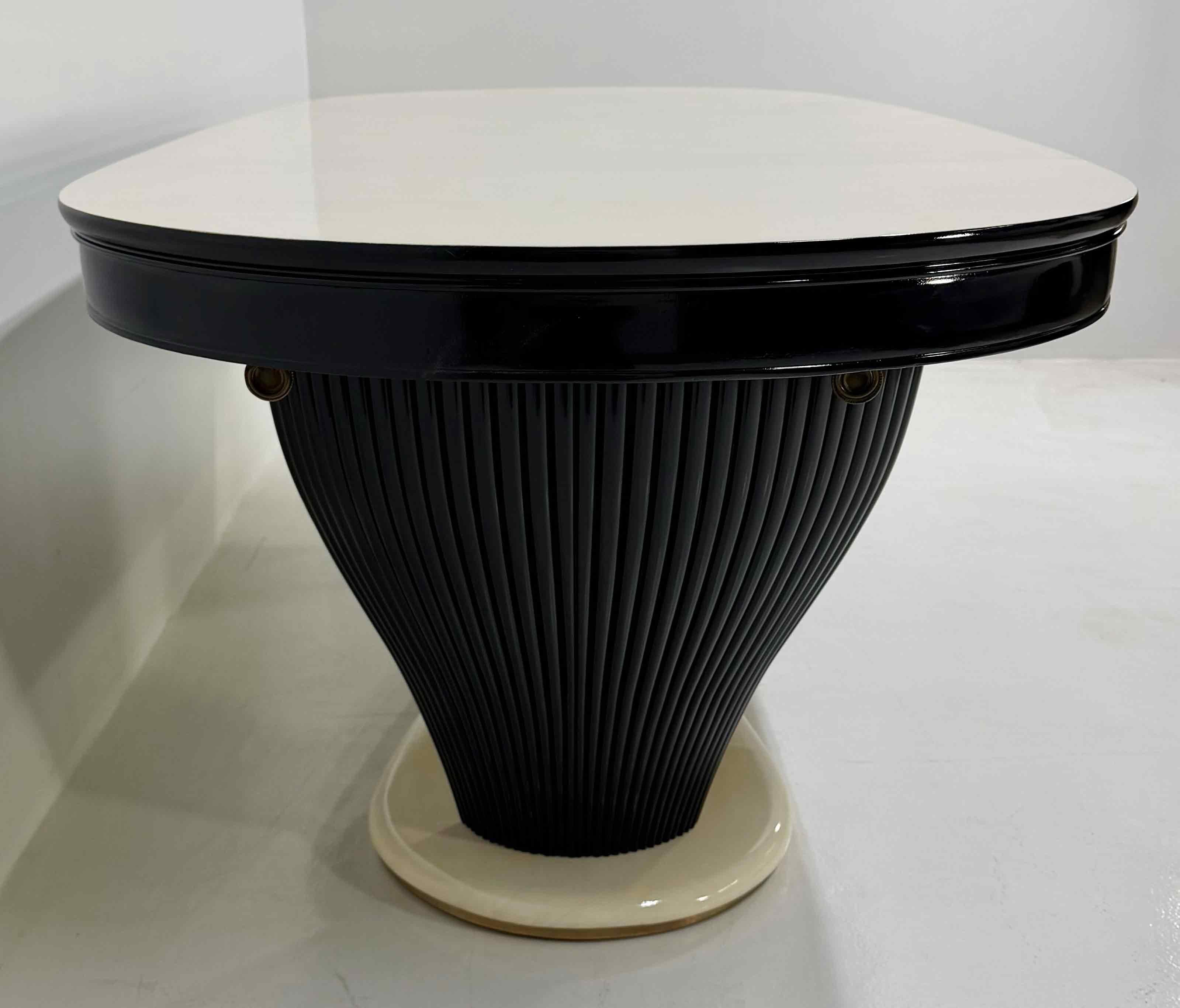 Table de salle à manger extensible Art déco italien att. Vittorio Dassi en parchemin, années 1940 en vente 2