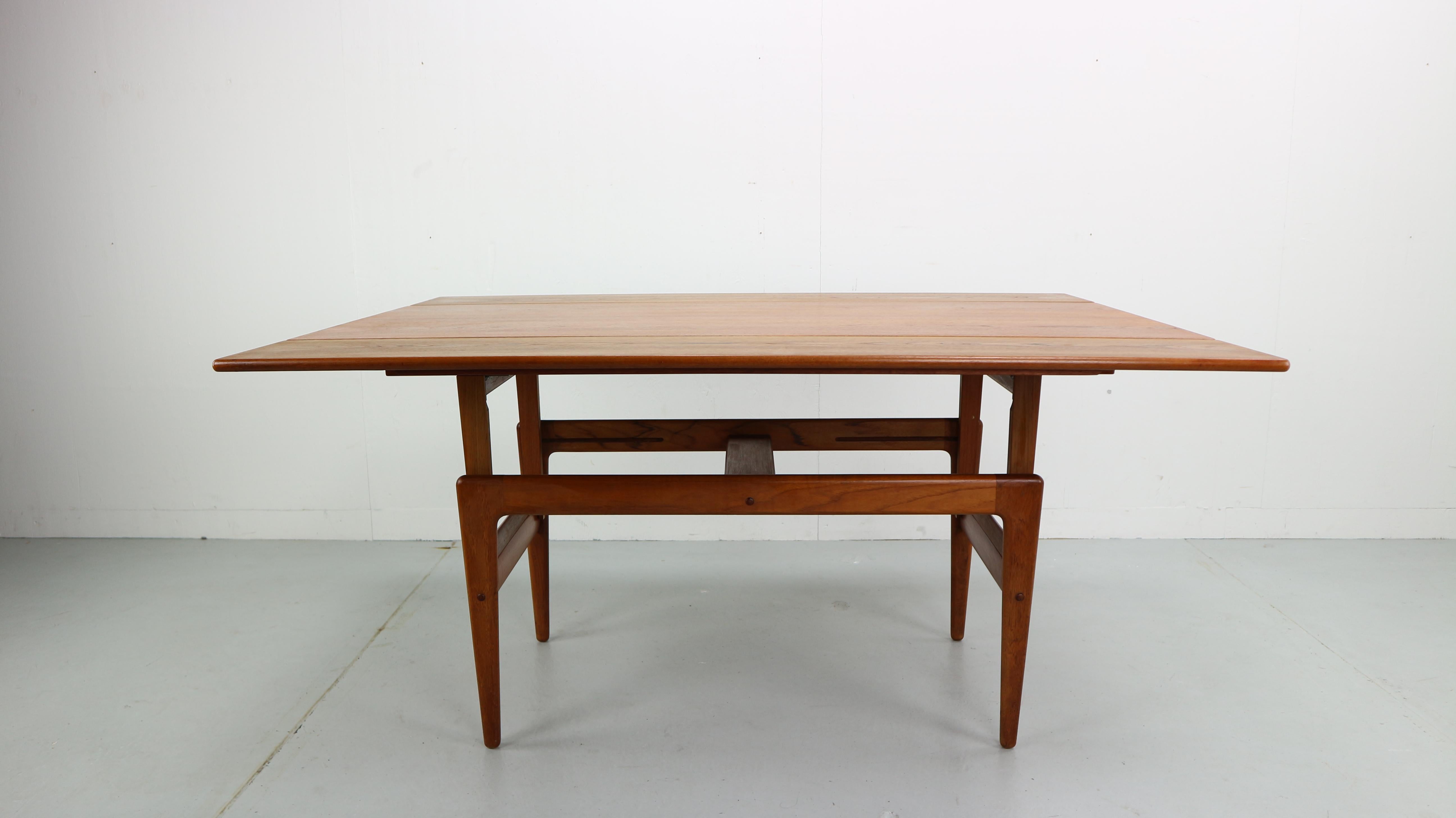 This beautiful extendable midcentury elevator table features the wonderful design of Kai Kristiansen. Manufactured by Vildbjerg Møbelfabrik. Kai Kristiansen designed this incredibly smart, space saving, dining/coffee table known as the 