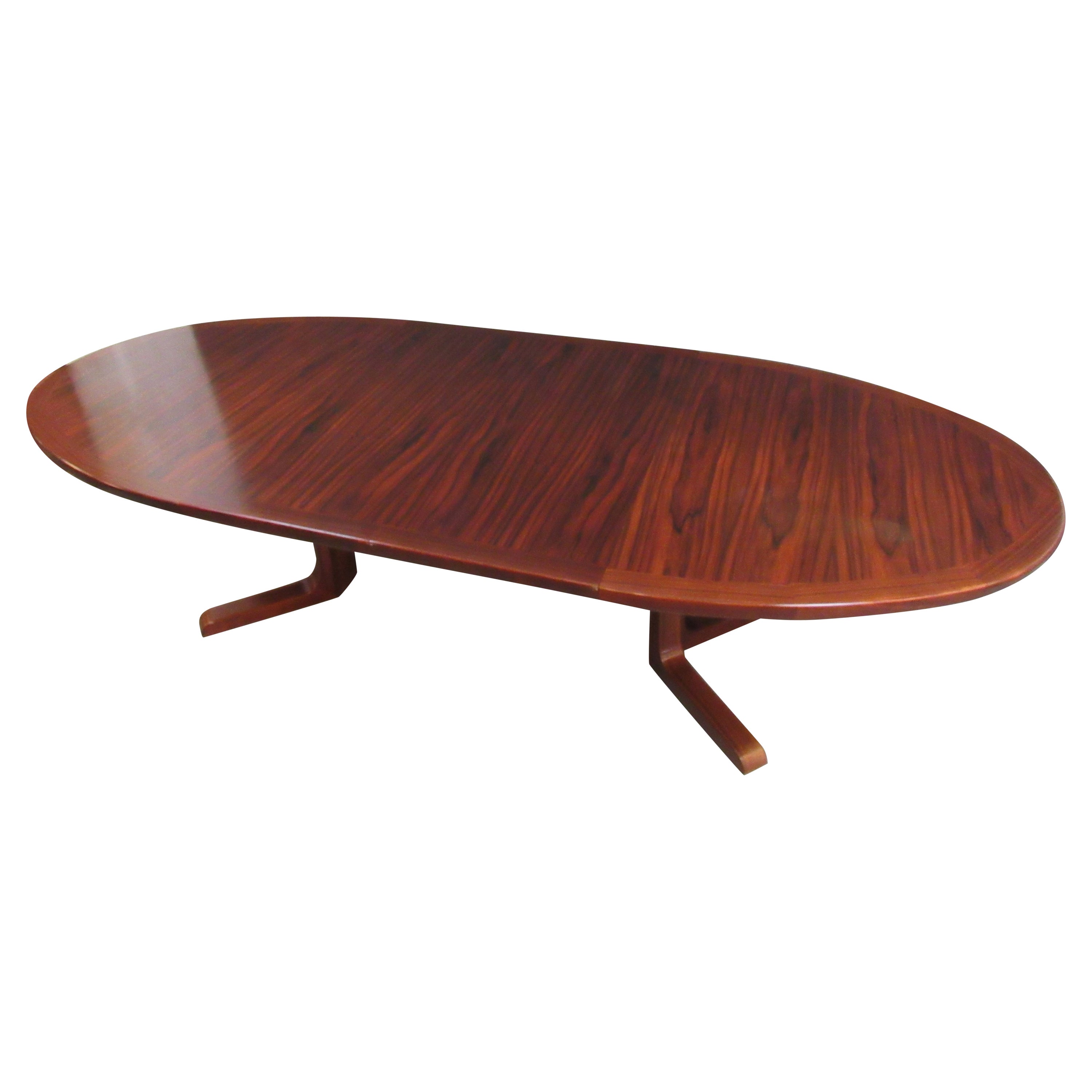 Table danoise du milieu du siècle dernier en bois de rose extensible par Skovby