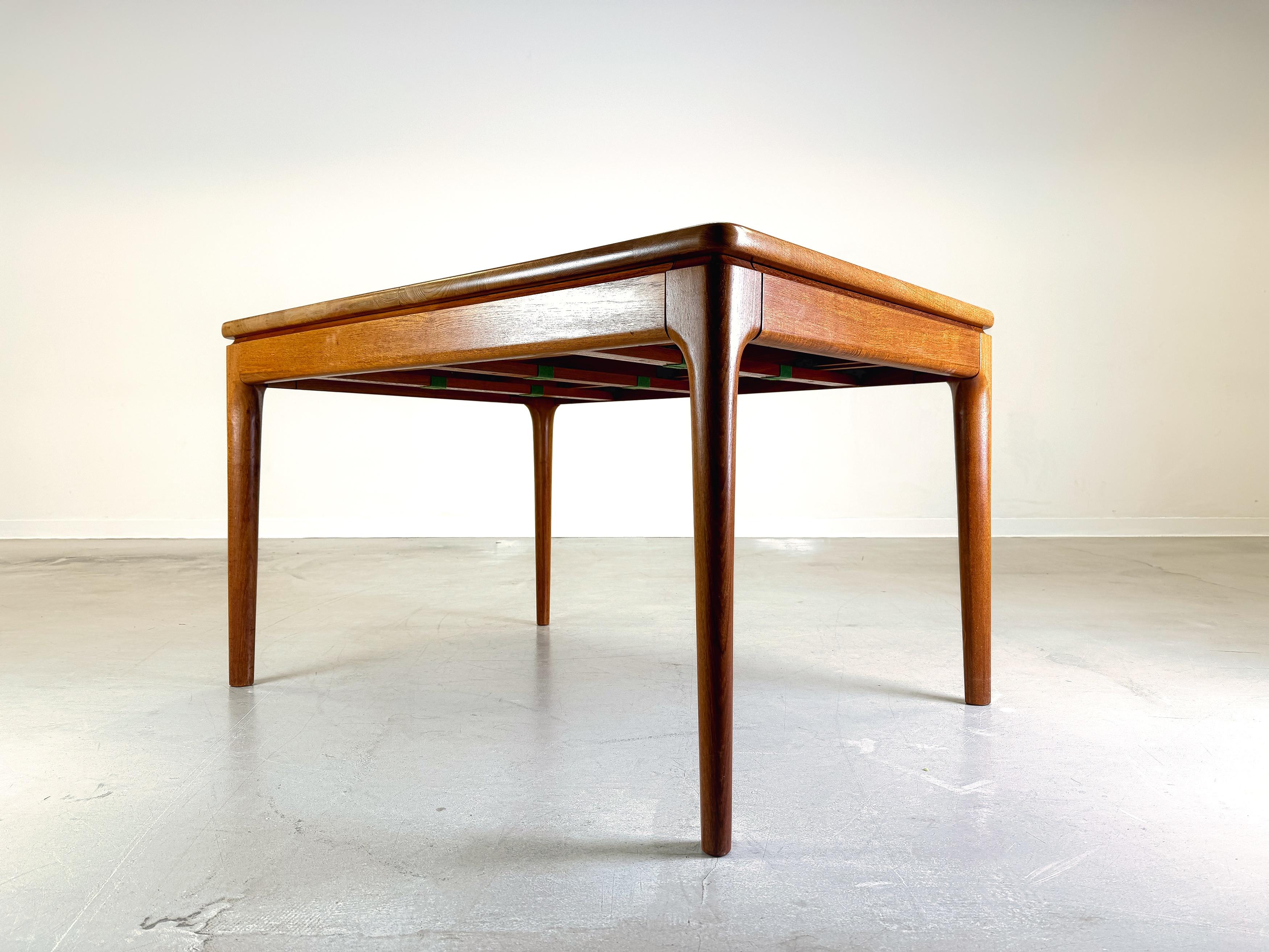 Nous proposons à la vente une magnifique table de salle à manger en teck de Glostrup Møbelfabrik datant des années 1960. La table est extensible et fabriquée en bois de teck massif, qui s'intègre harmonieusement dans tout environnement moderne grâce