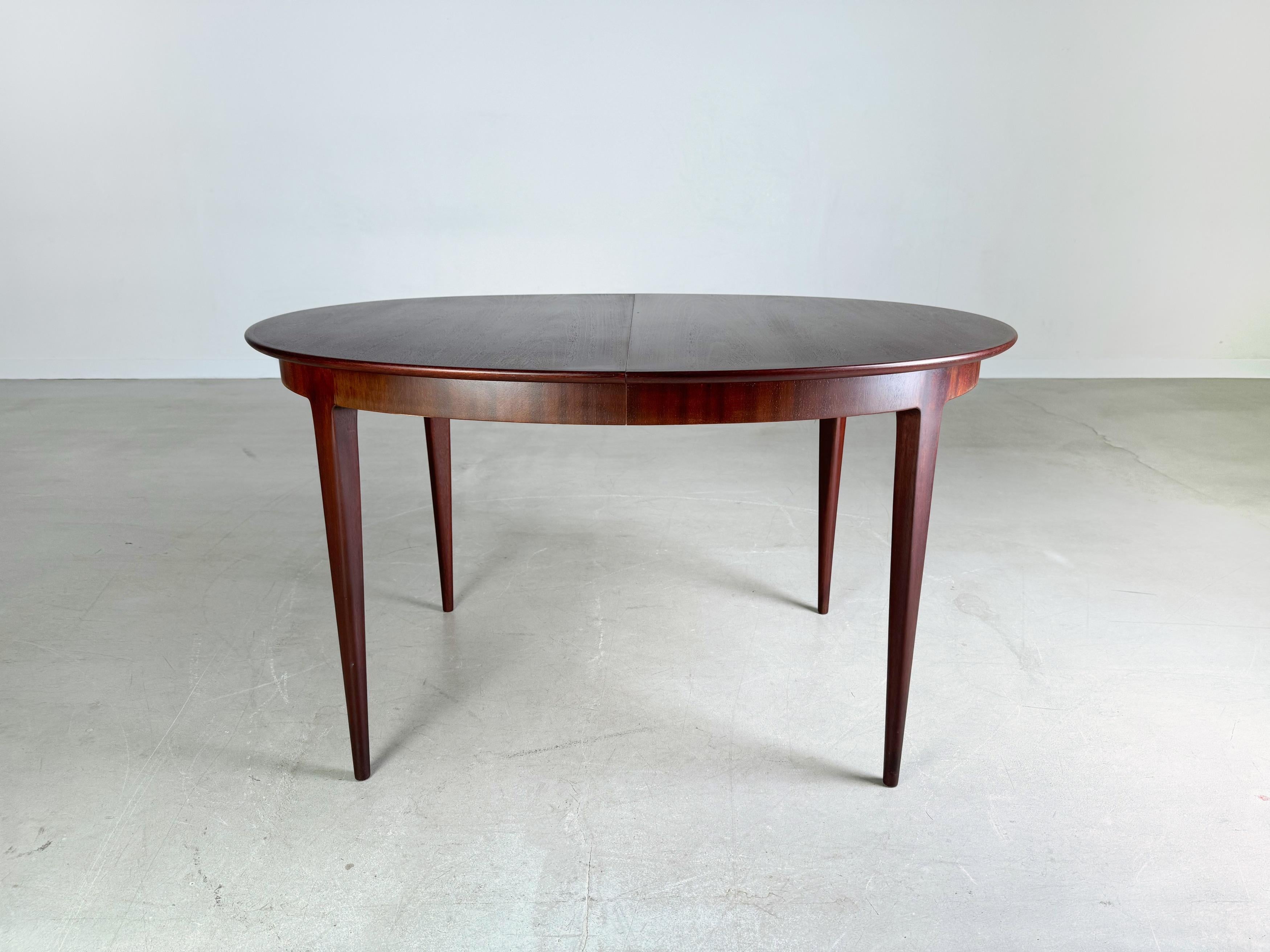 Ausziehbarer Mid-Century-Esstisch aus dunklem Holz, Vintage, 1960er Jahre (Radiert) im Angebot