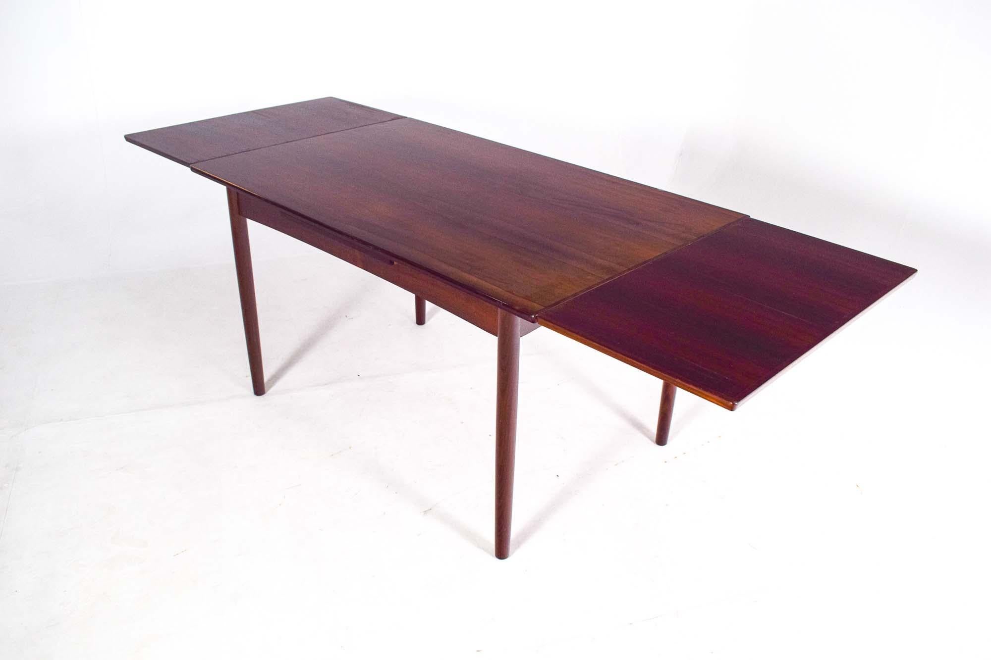 Extendable Mid-Century Modern Rosewood Dining Table For Sale 1