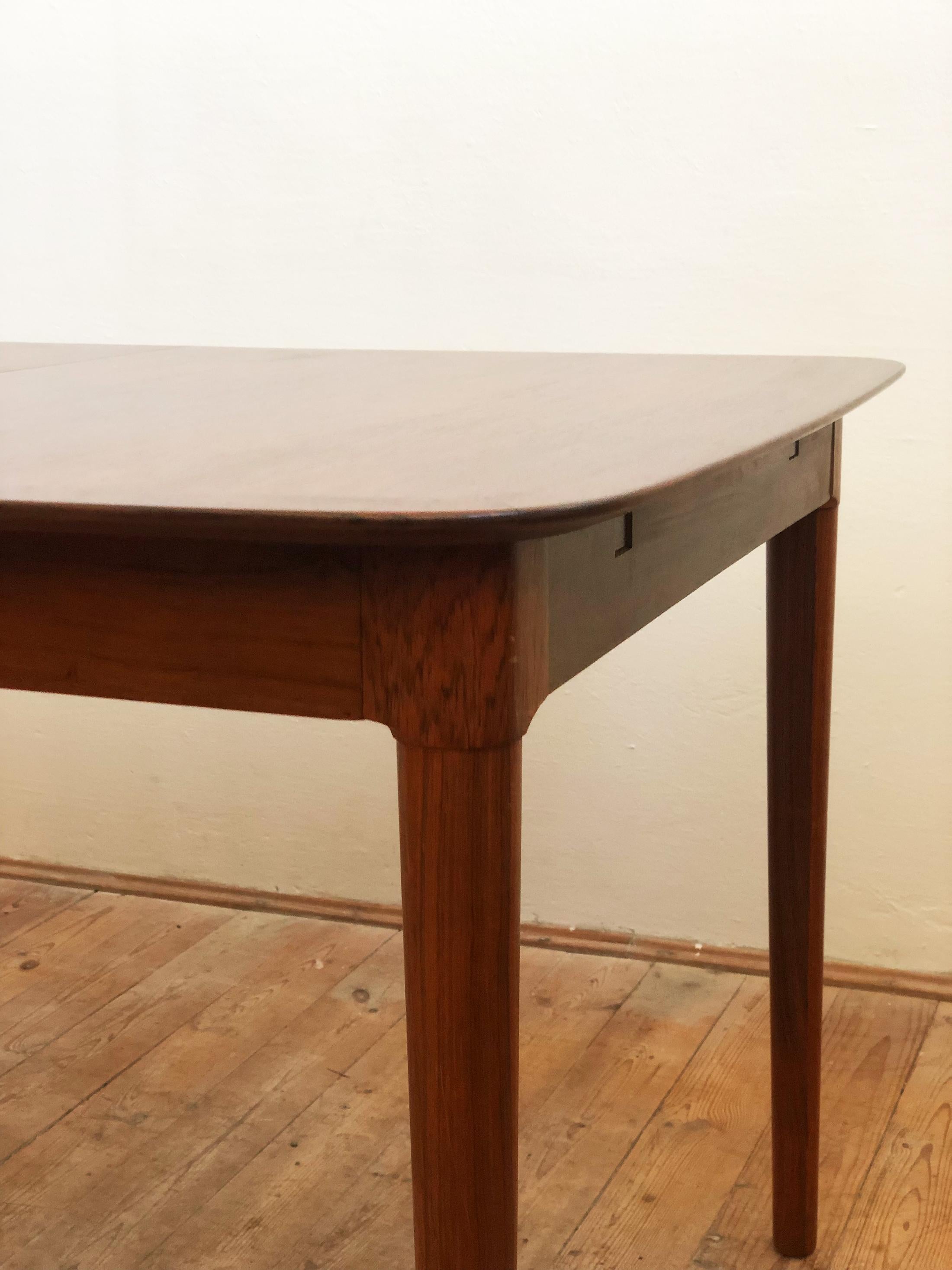 Extendable Midcentury Rosewood Dining Table with Fold-Out Leaves by Lübke In Good Condition For Sale In Munich, Bavaria