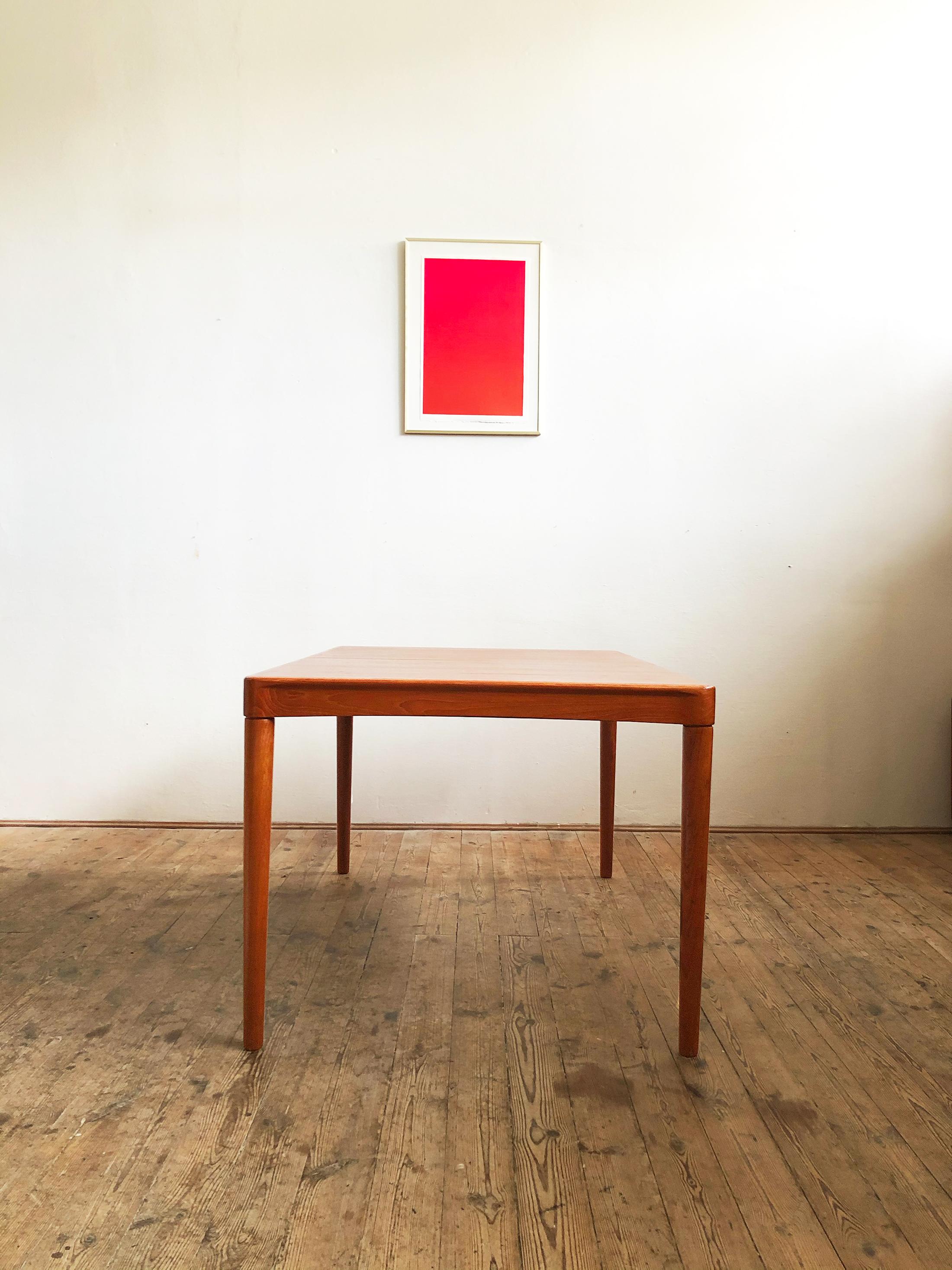 This elegant dining table is made out of finest teak wood. The table shows some beautiful details, especially on the legs and the sides of the table. It was designed by H.W. Klein for Bramin Møbelfabrik Denmark. The table is newly refinished and