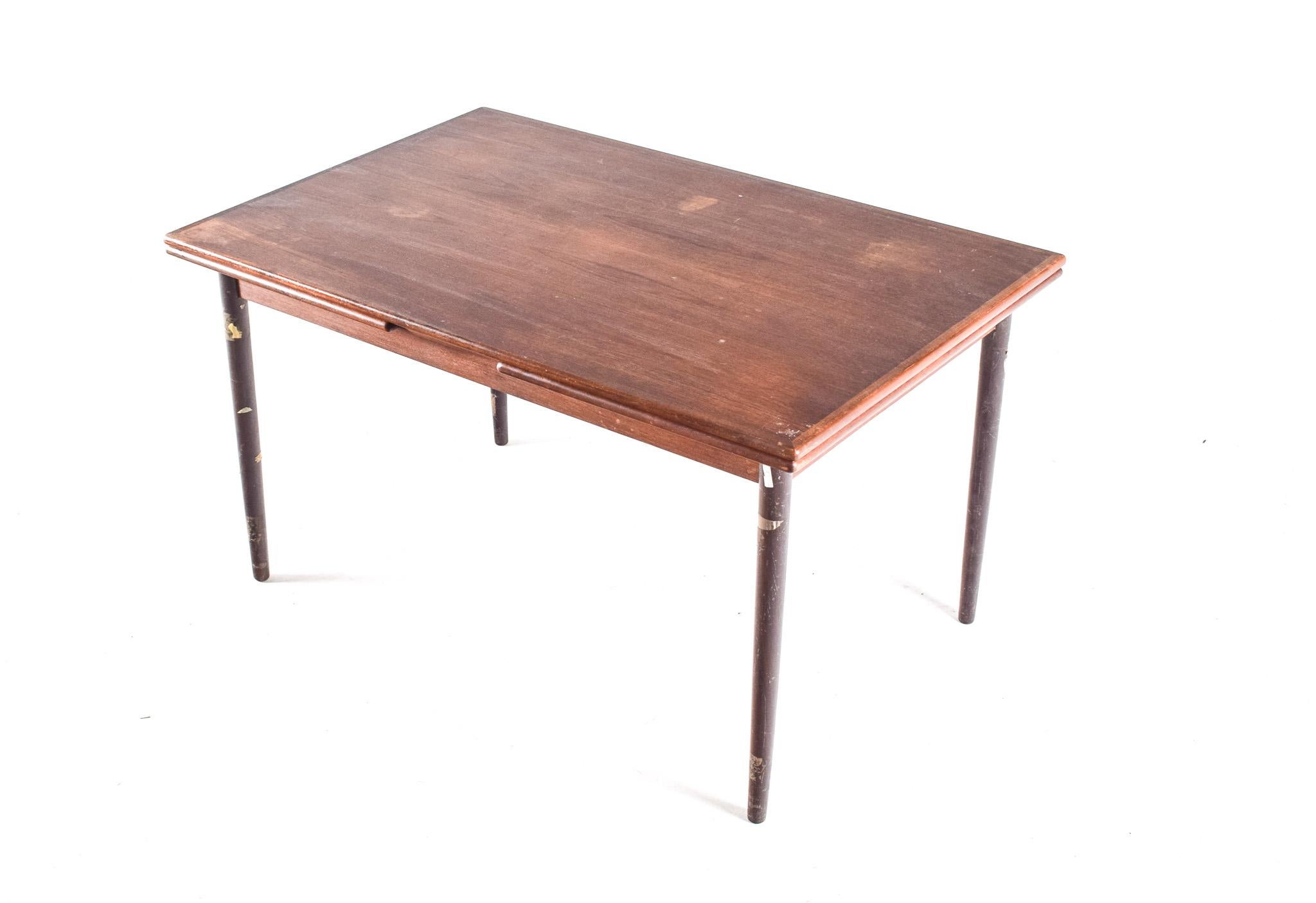 Danois Table de salle à manger extensible en teck du milieu du siècle dernier en vente