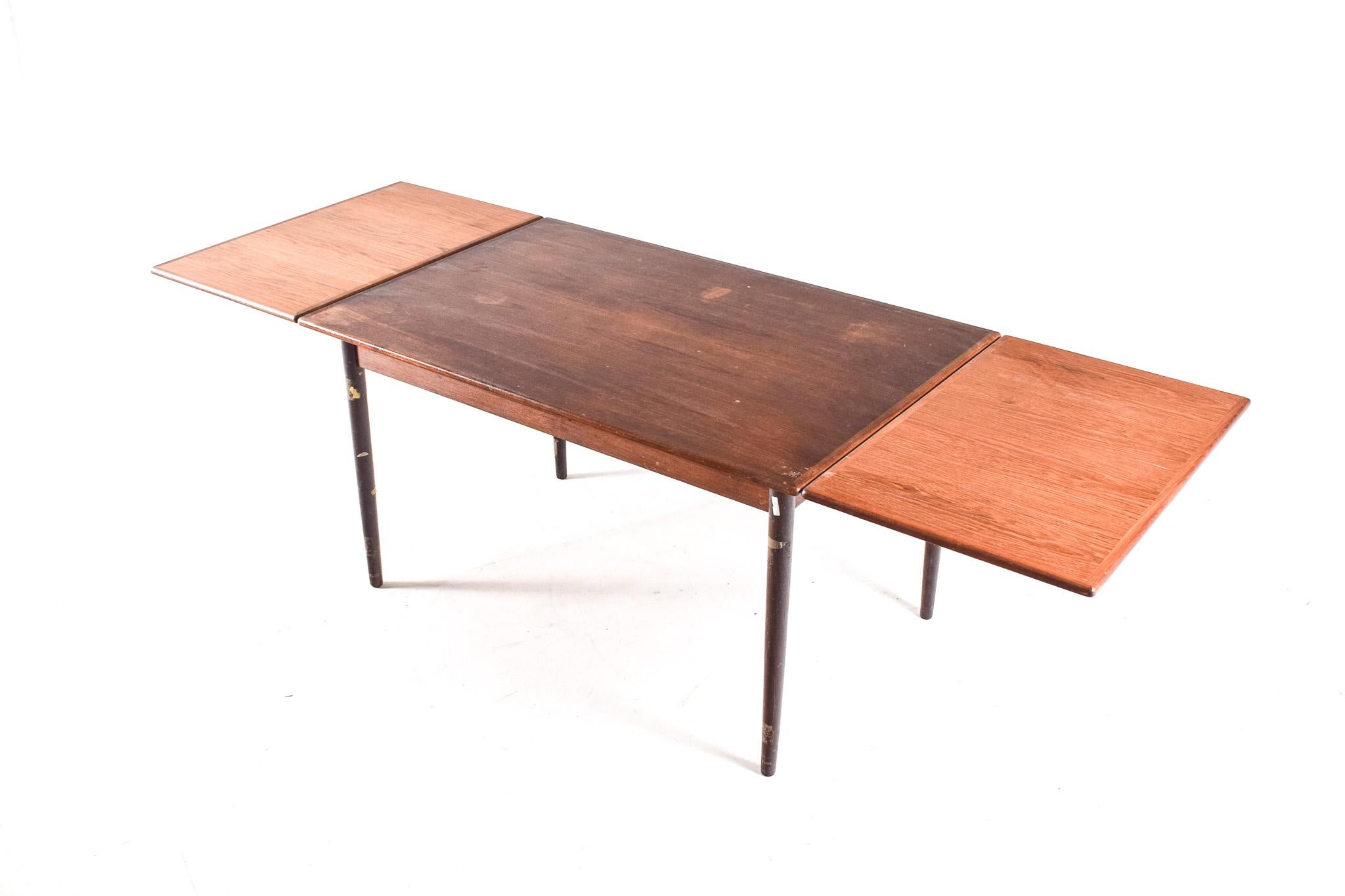 Extendable Mid-Century Teak Dining Table In Good Condition For Sale In Lisboa, Lisboa