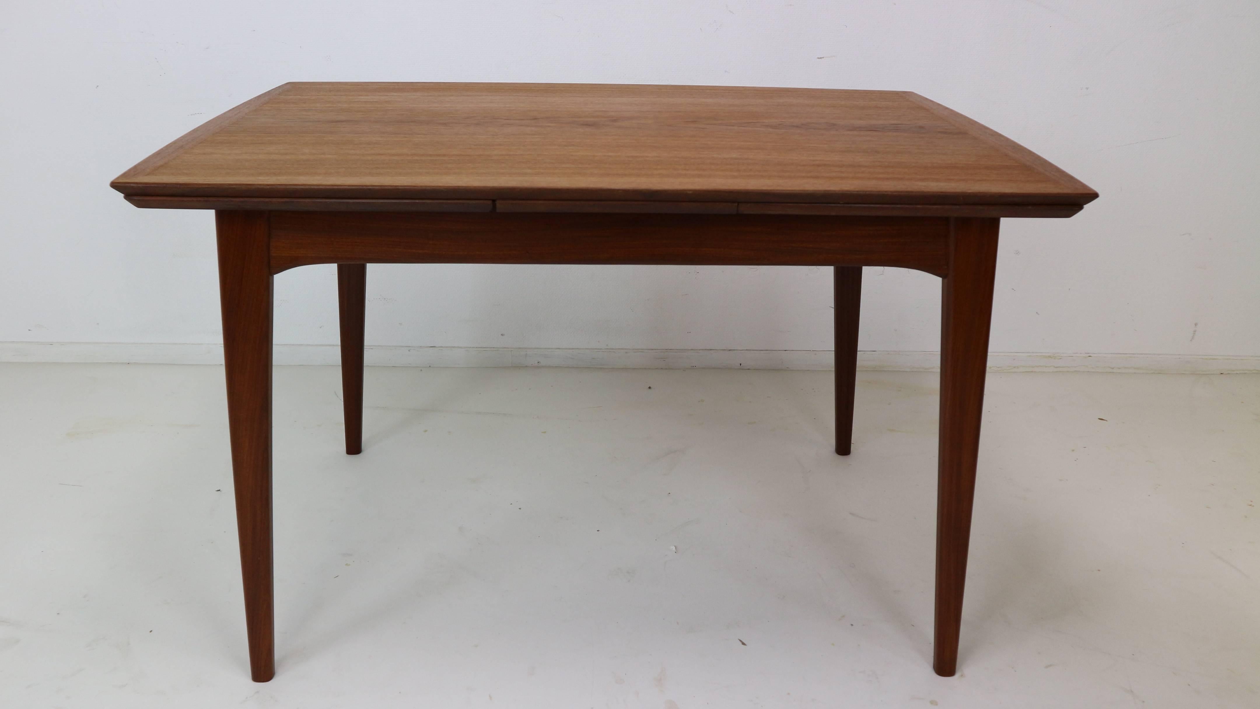 Dutch Mid-Century Modern extendable table by Louis Van Teeffelen for Webe, 1960s.

Solid teak legs with teak veneer refurbished top. Beautiful grain on the top.

Extended the table is 206cm / 81.1 inch.