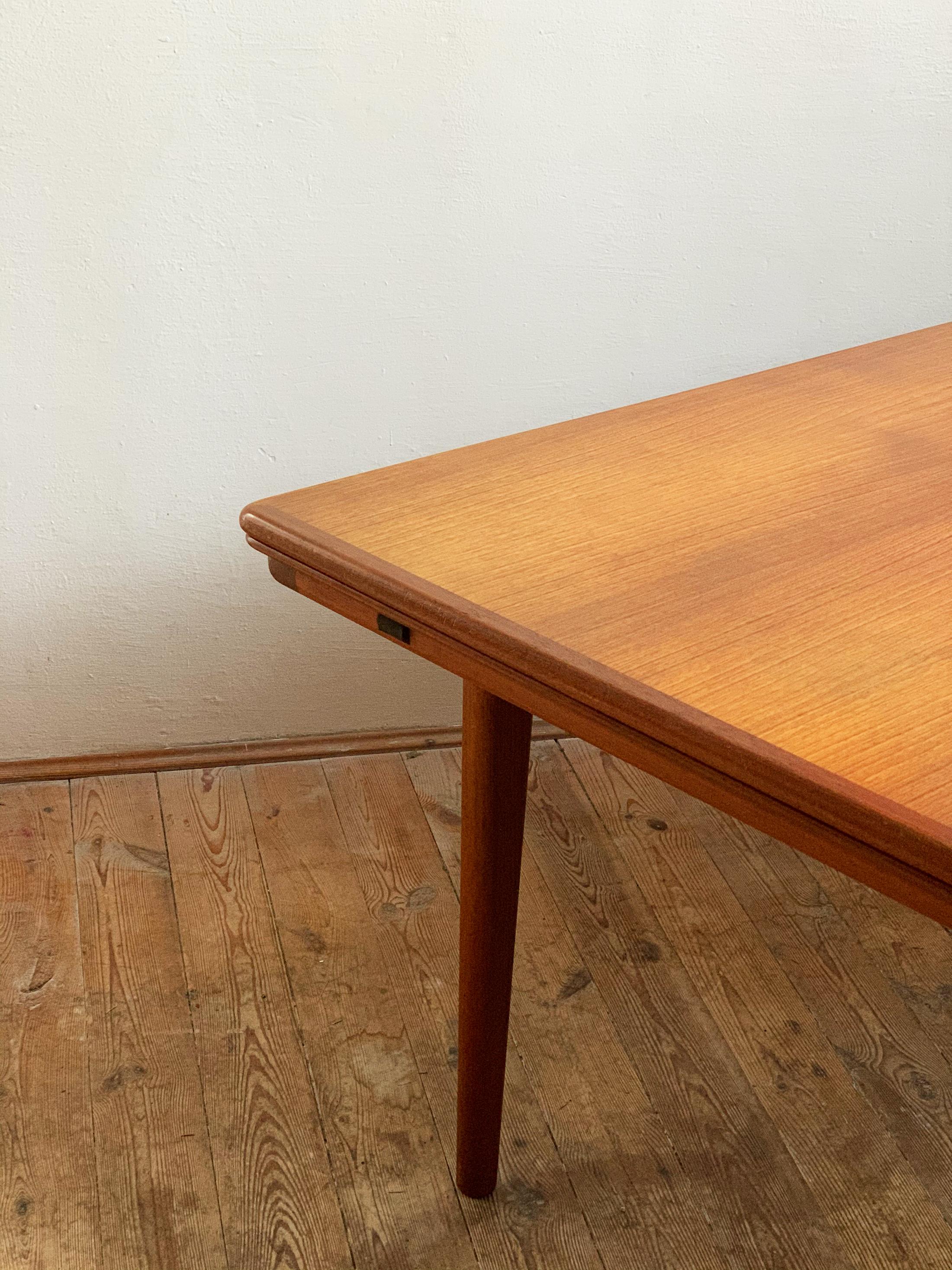 Extendable Midcentury Teak Dining Table by Johannes Andersen for Uldum For Sale 4