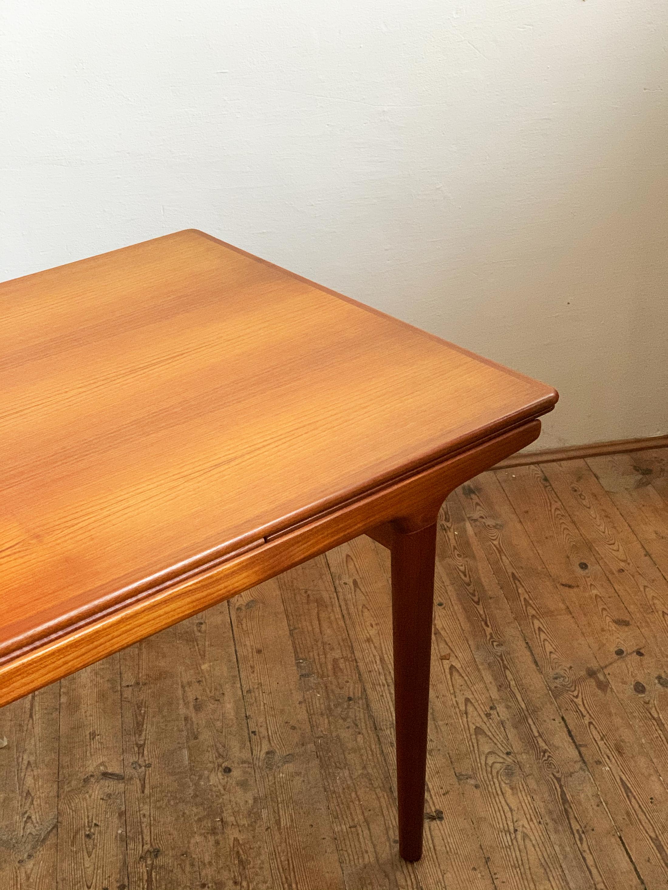 Extendable Midcentury Teak Dining Table by Johannes Andersen for Uldum For Sale 5