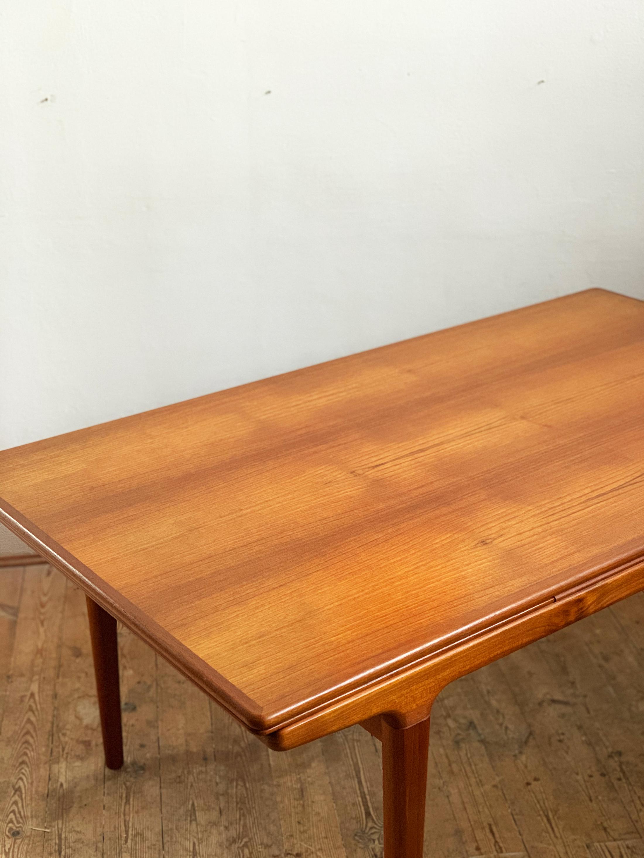 Extendable Midcentury Teak Dining Table by Johannes Andersen for Uldum For Sale 6