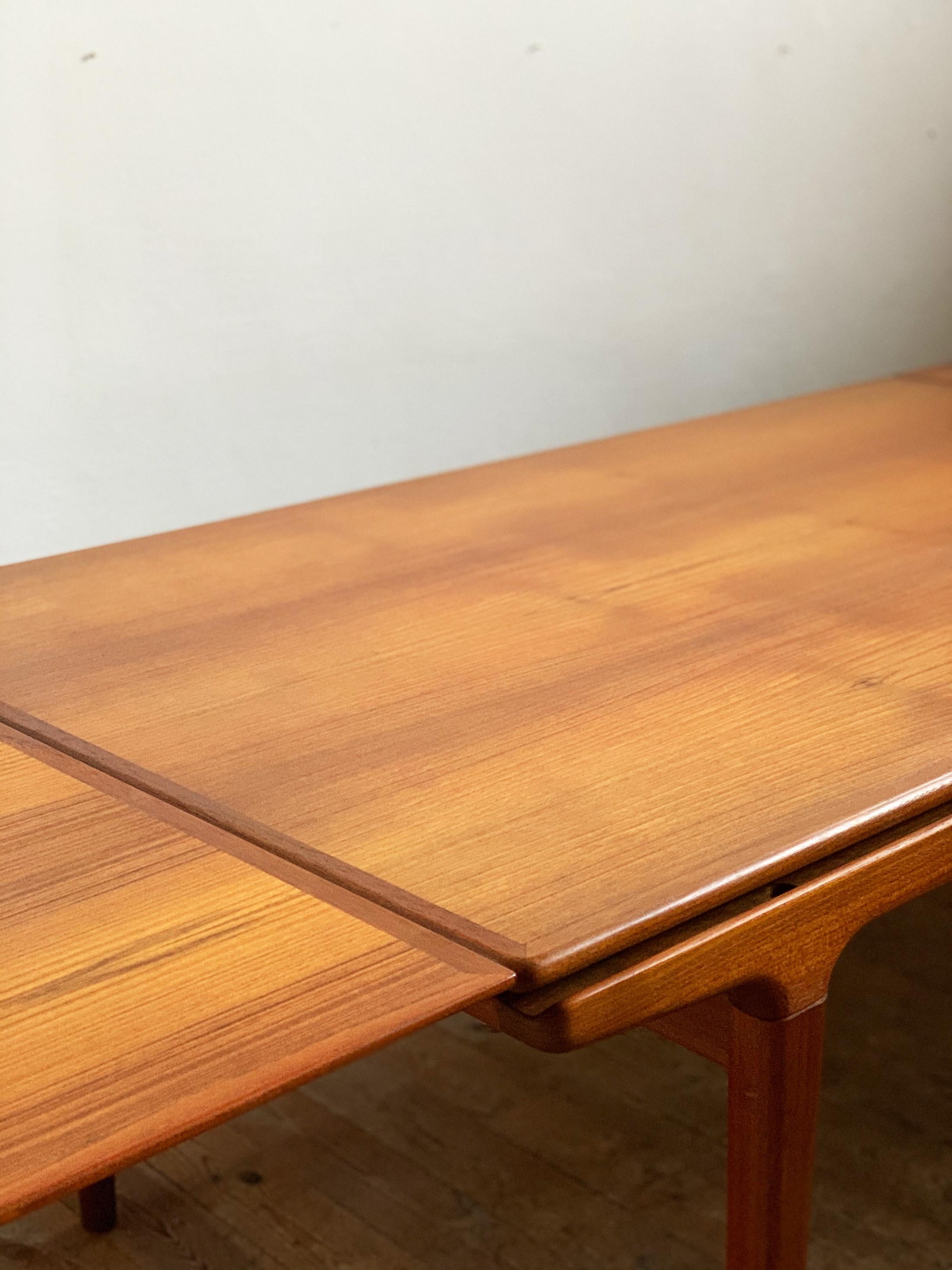 Extendable Midcentury Teak Dining Table by Johannes Andersen for Uldum For Sale 9