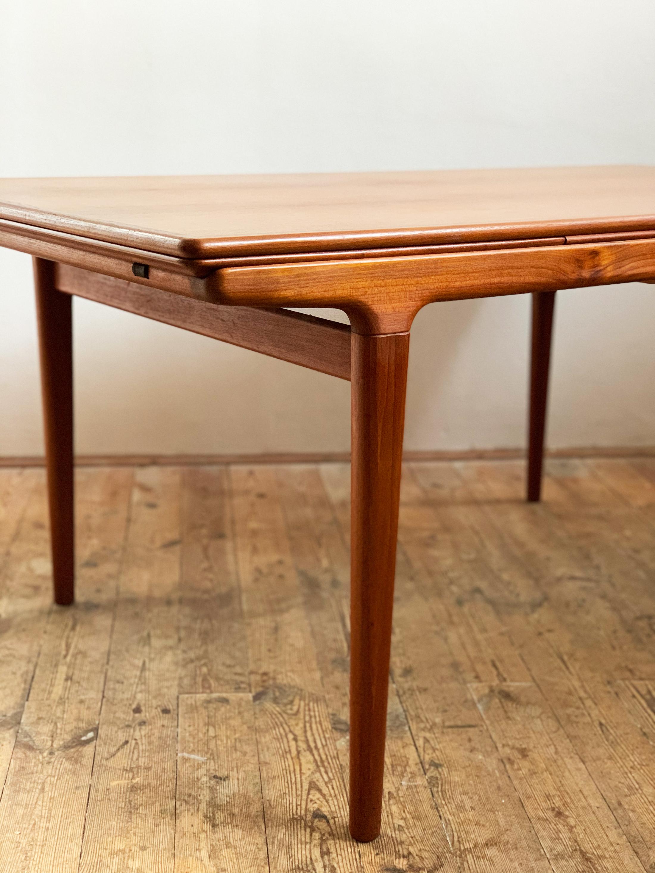 Extendable Midcentury Teak Dining Table by Johannes Andersen for Uldum In Good Condition For Sale In Munich, Bavaria