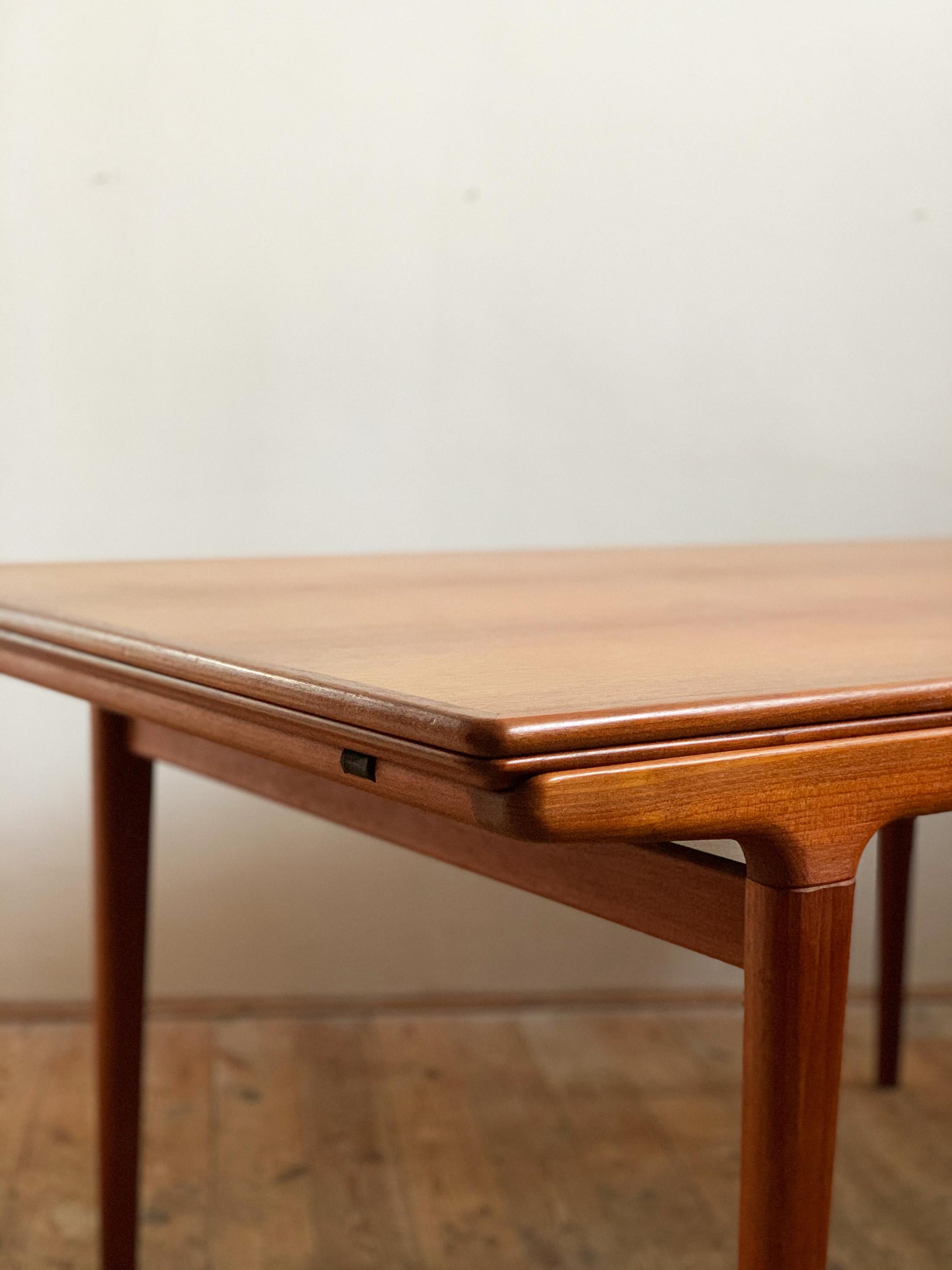 Mid-20th Century Extendable Midcentury Teak Dining Table by Johannes Andersen for Uldum For Sale