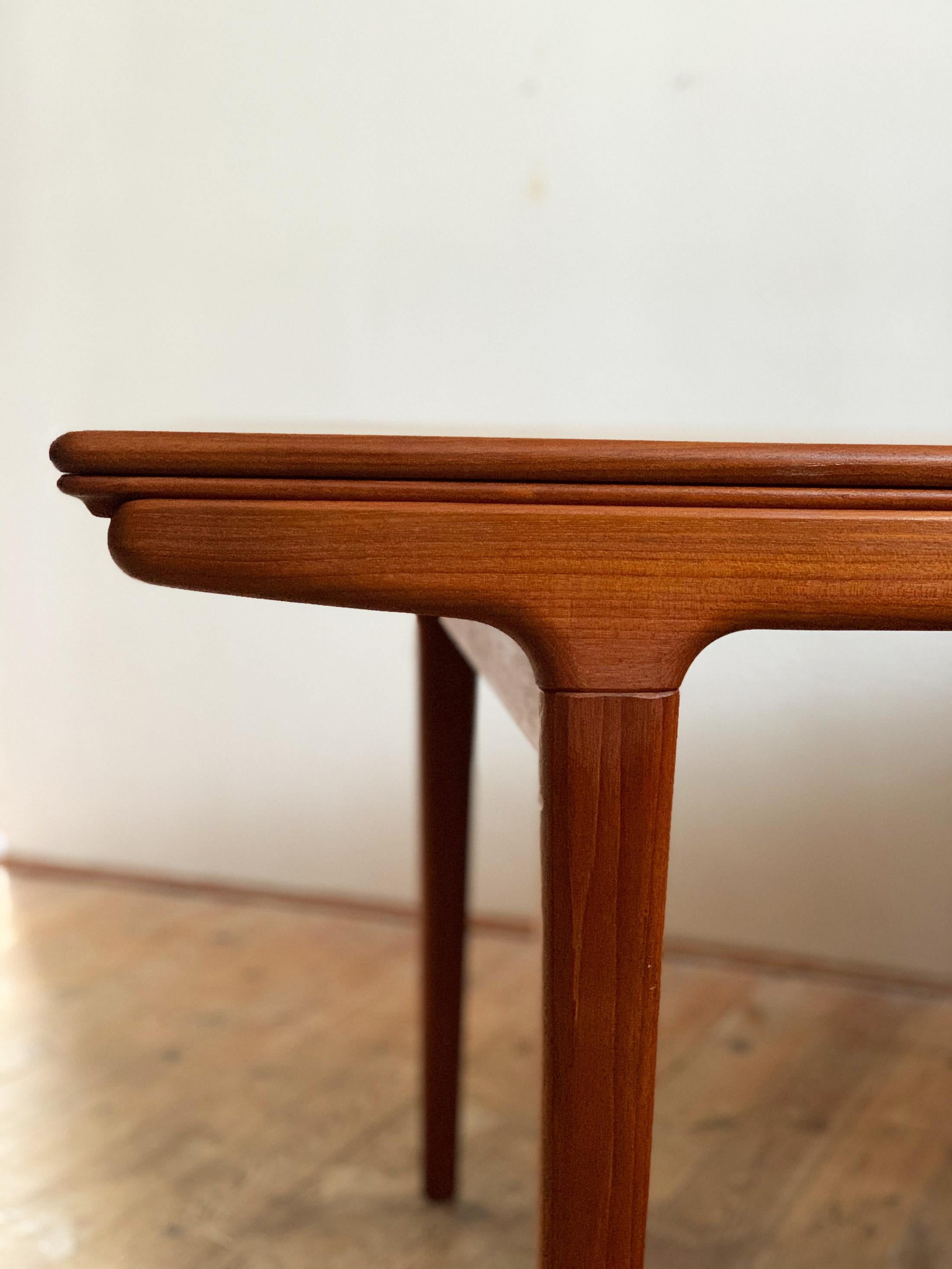 Extendable Midcentury Teak Dining Table by Johannes Andersen for Uldum For Sale 2