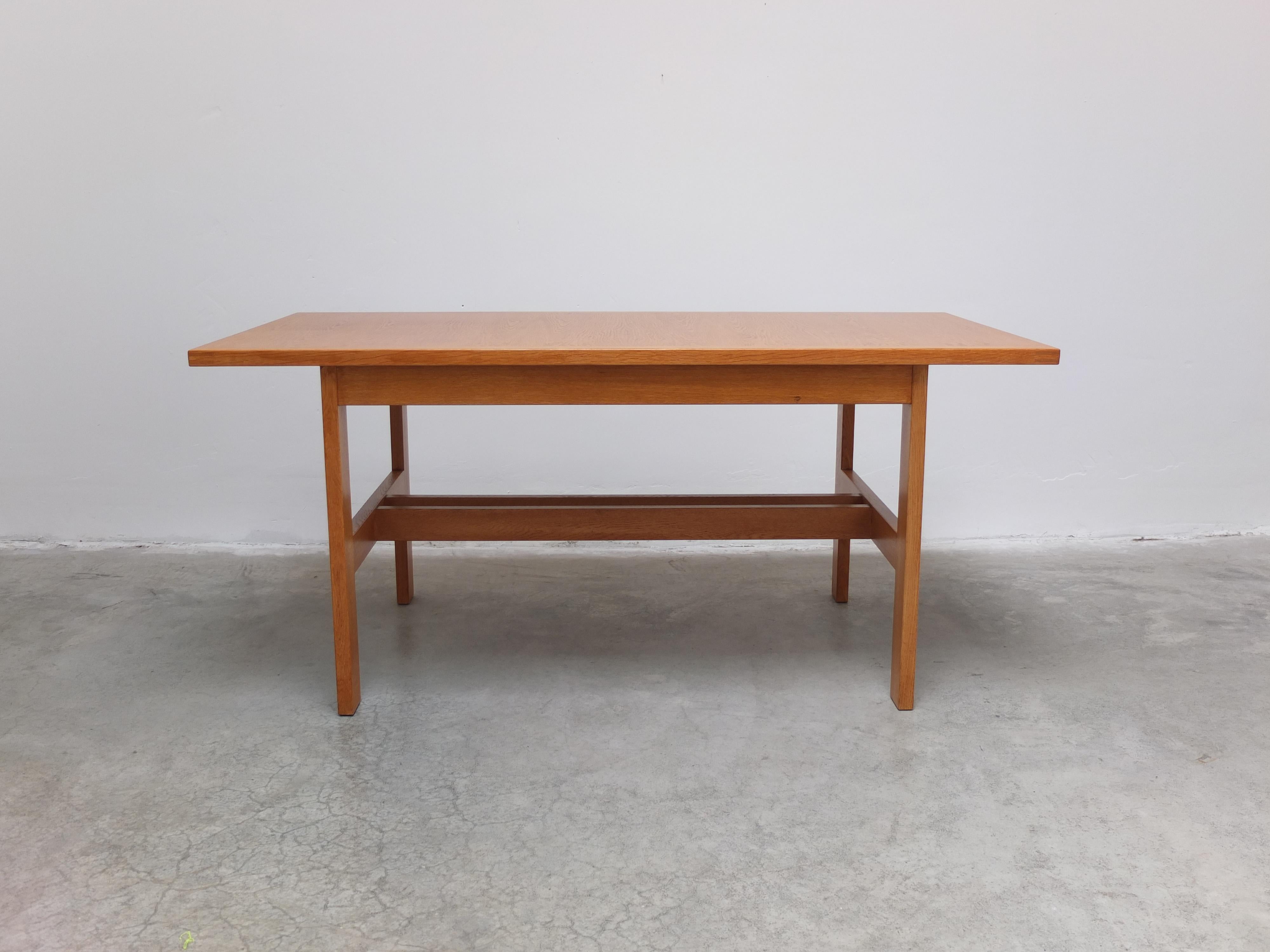Beautiful dining table in oak designed by Gebroeders Neirinck in Belgium around 1968. This table can be extended thanks to an extension leaf which can be stored underneath the top. The company also used the name N-Line for their collection from this
