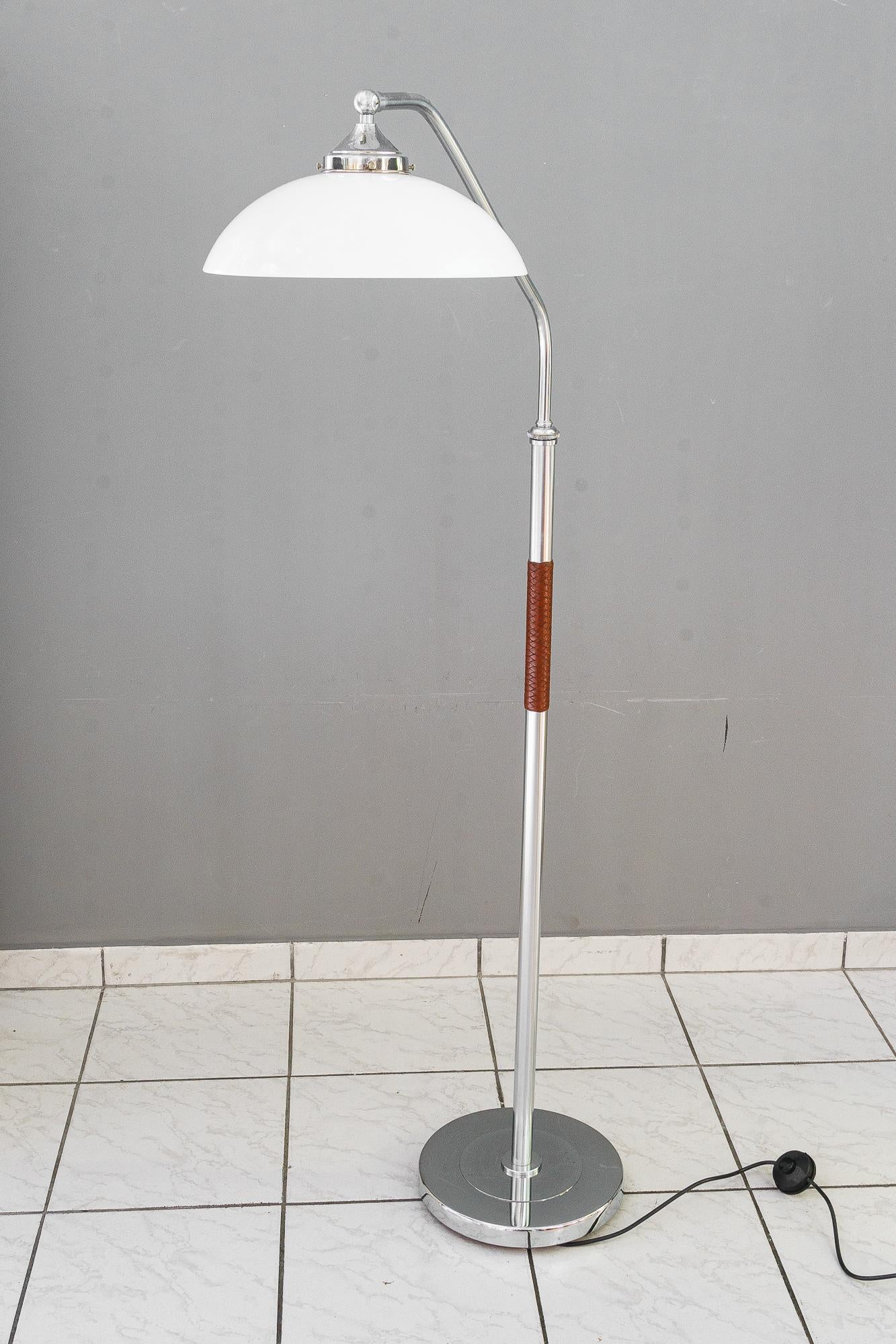 Extendable art deco floor lamp vienna around 1920s
Original condition
Original opal glass shade
Extendable from 152cm up to 200cm