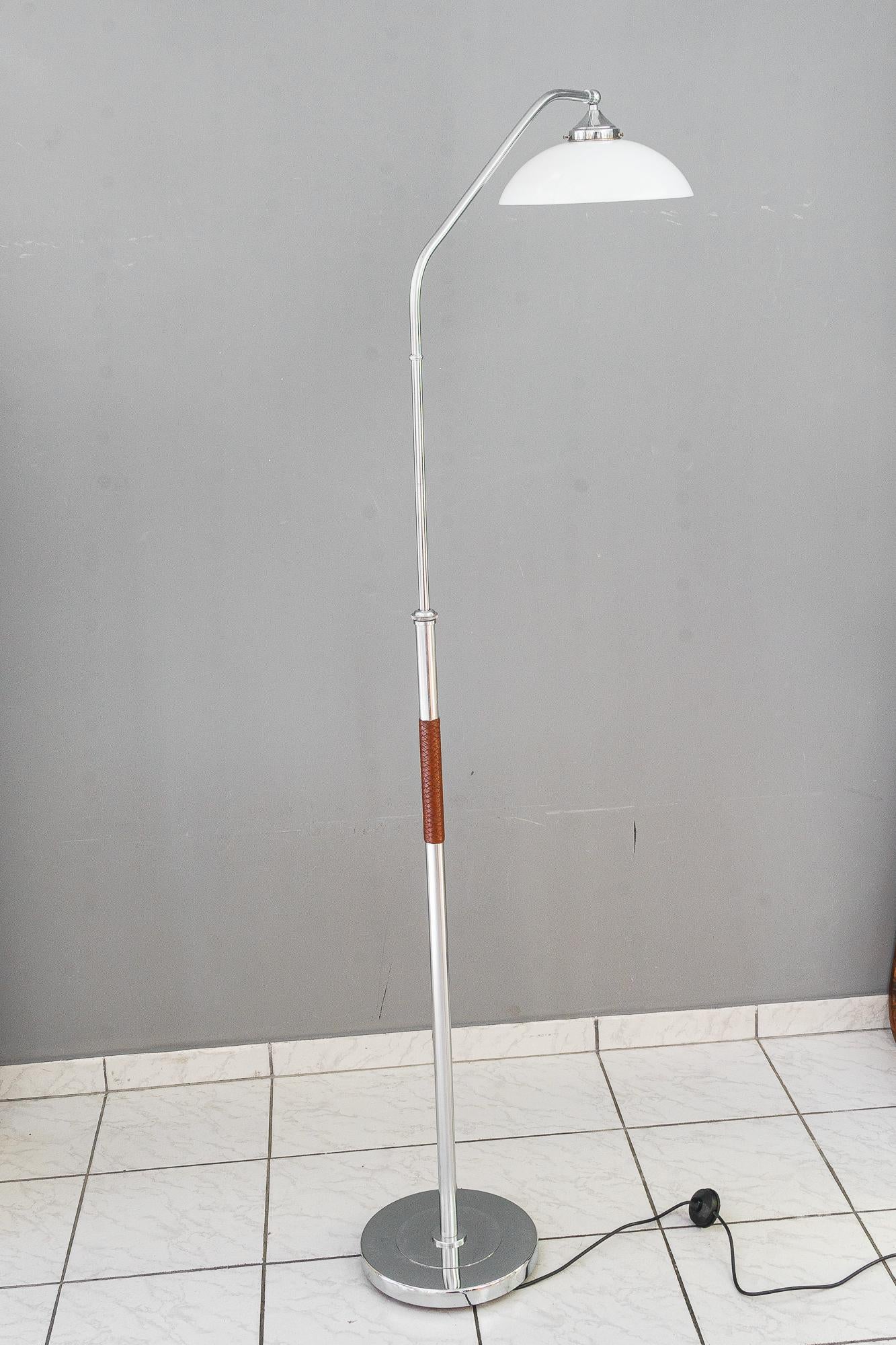 Extendable nickel-plated art deco floor lamp vienna around 1920s In Good Condition For Sale In Wien, AT