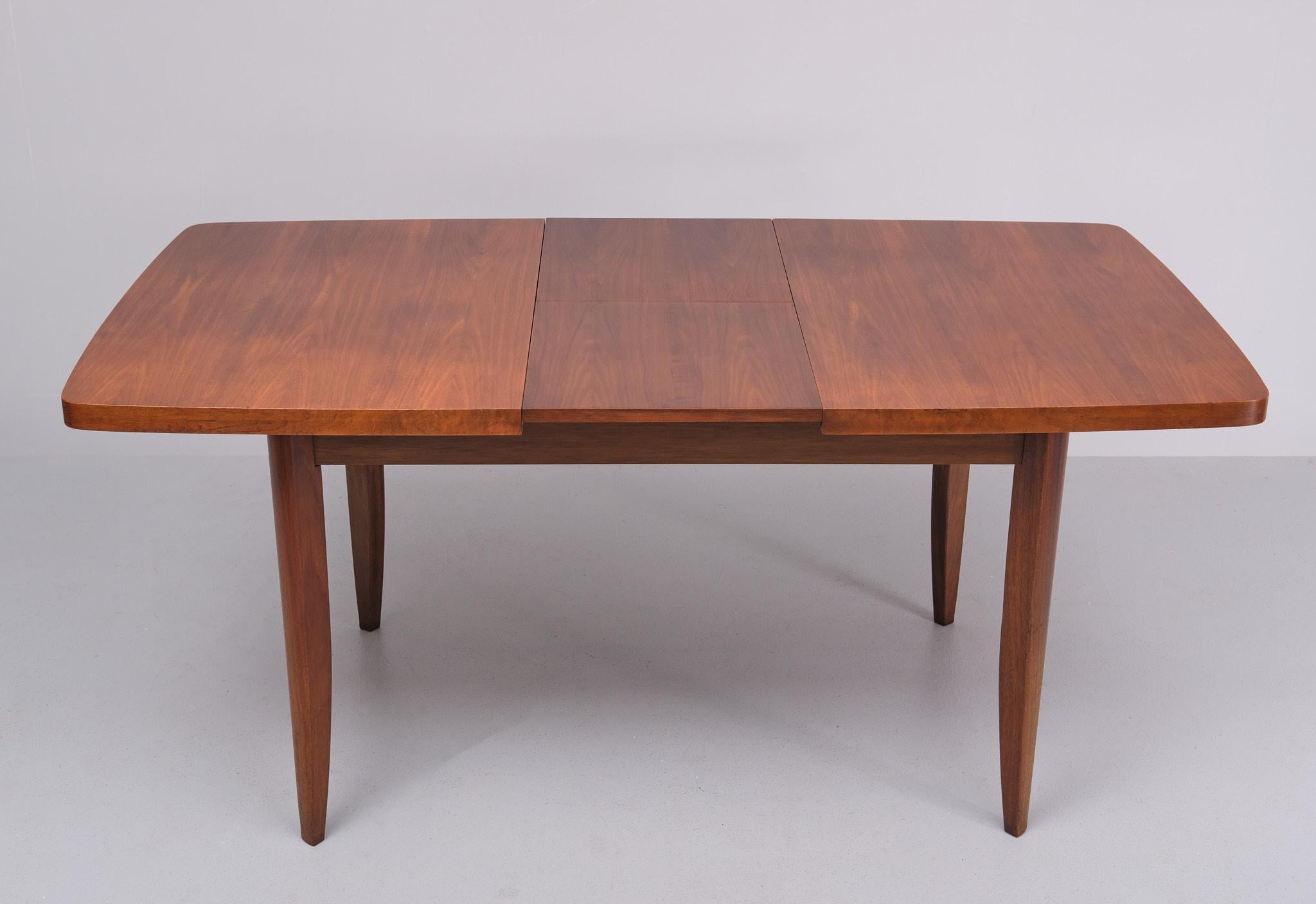 Mid-Century Modern Table de salle à manger extensible en bois de noyer  Jindrich Halabala  1960s  en vente