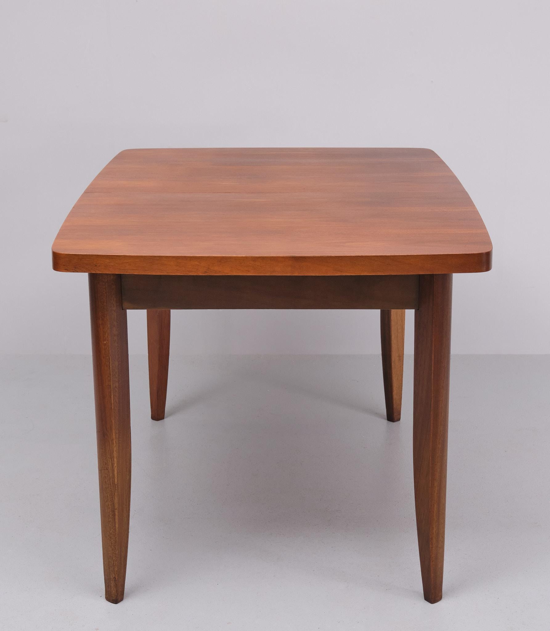 Extendable Nutwood dining table  Jindrich Halabala  1960s  In Good Condition For Sale In Den Haag, NL