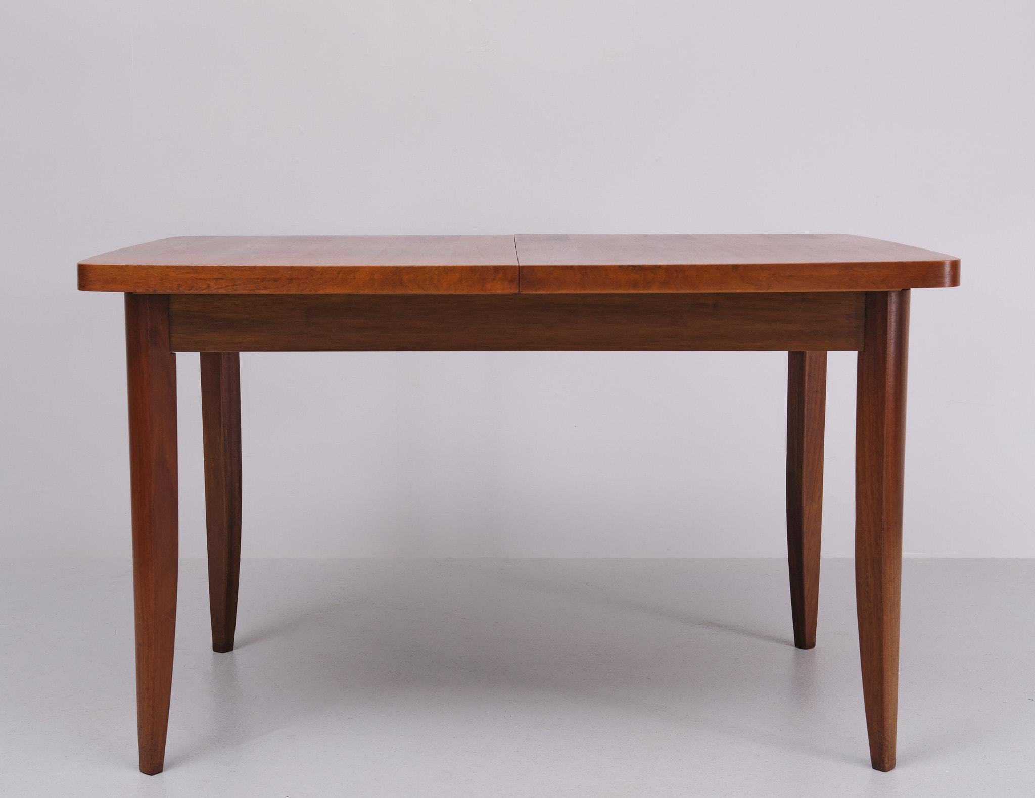 Milieu du XXe siècle Table de salle à manger extensible en bois de noyer  Jindrich Halabala  1960s  en vente