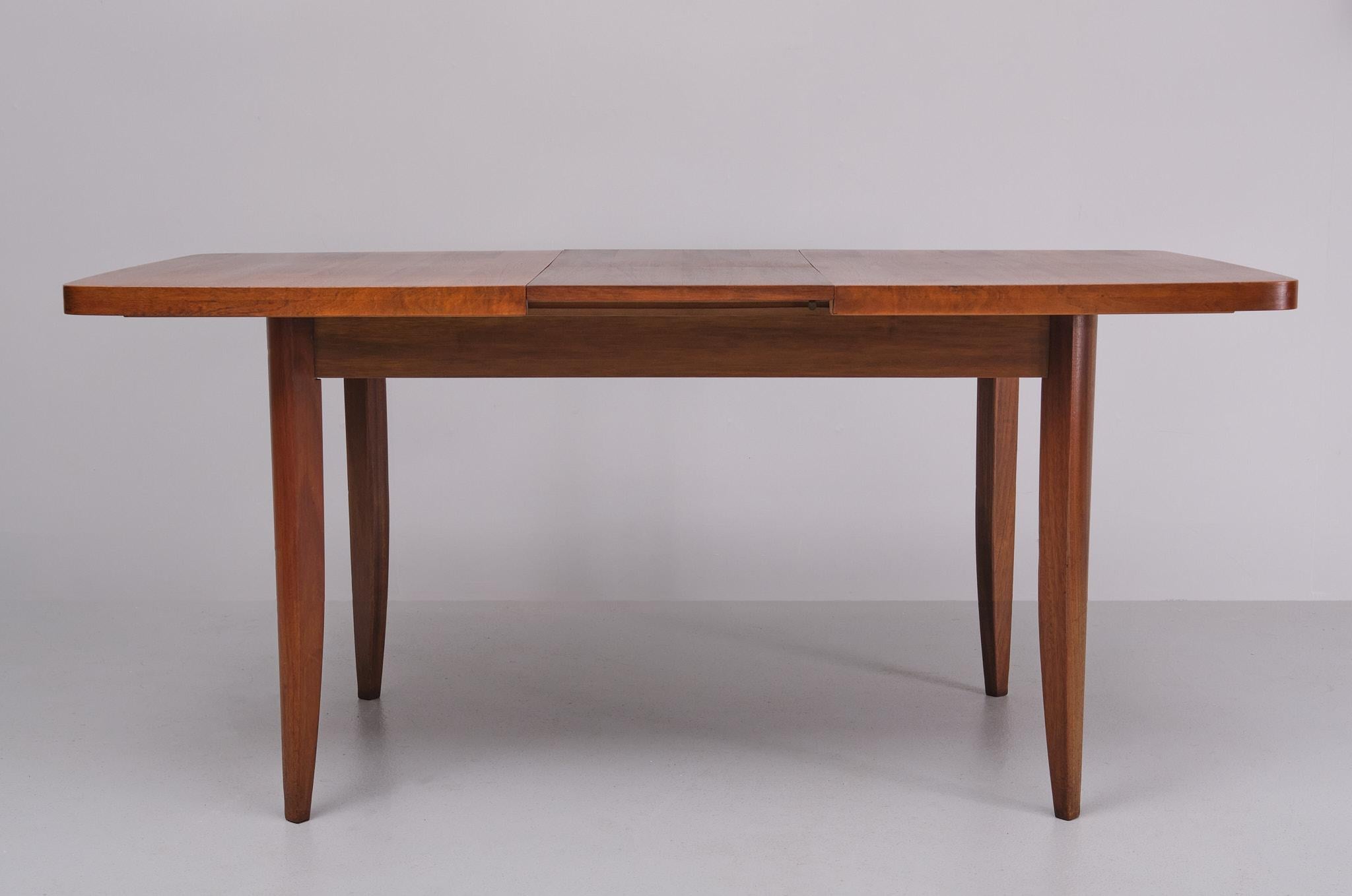 Table de salle à manger extensible en bois de noyer  Jindrich Halabala  1960s  en vente 1