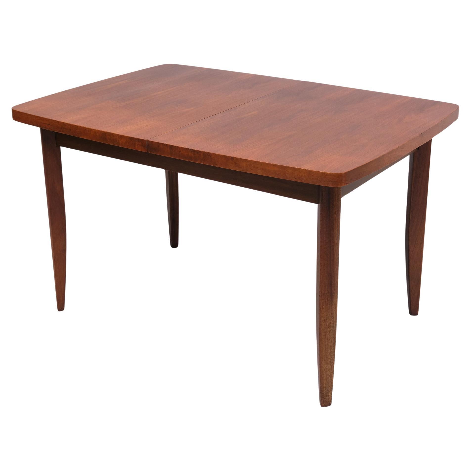 Table de salle à manger extensible en bois de noyer  Jindrich Halabala  1960s  en vente