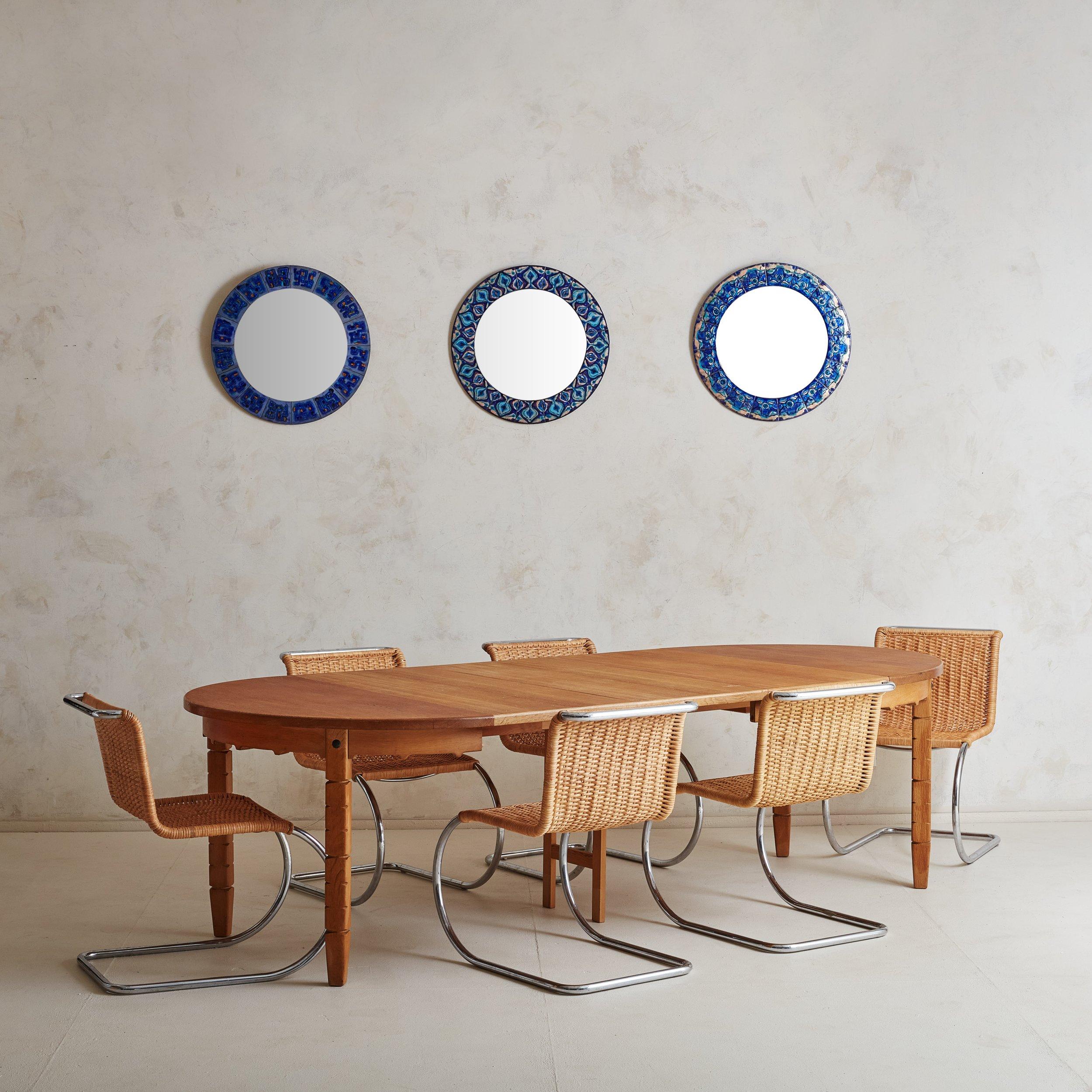 Table de salle à manger extensible en chêne de 1964 attribuée au designer de meubles danois Henning Kjærnulf. Cette table de salle à manger The Modern Scandinavian est fabriquée en chêne massif dans une finition miel chaleureuse et présente un