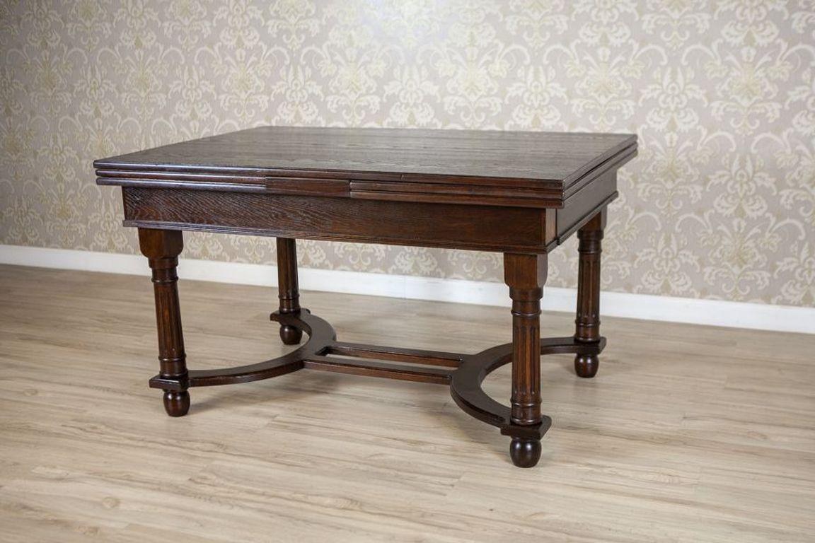 Mesa de comedor extensible de roble de principios del siglo XX

Mesa de comedor con tablero extensible, fechada a principios del siglo XX. Las patas están torneadas y unidas por camillas semicirculares. La pieza ha sido restaurada y acabada con