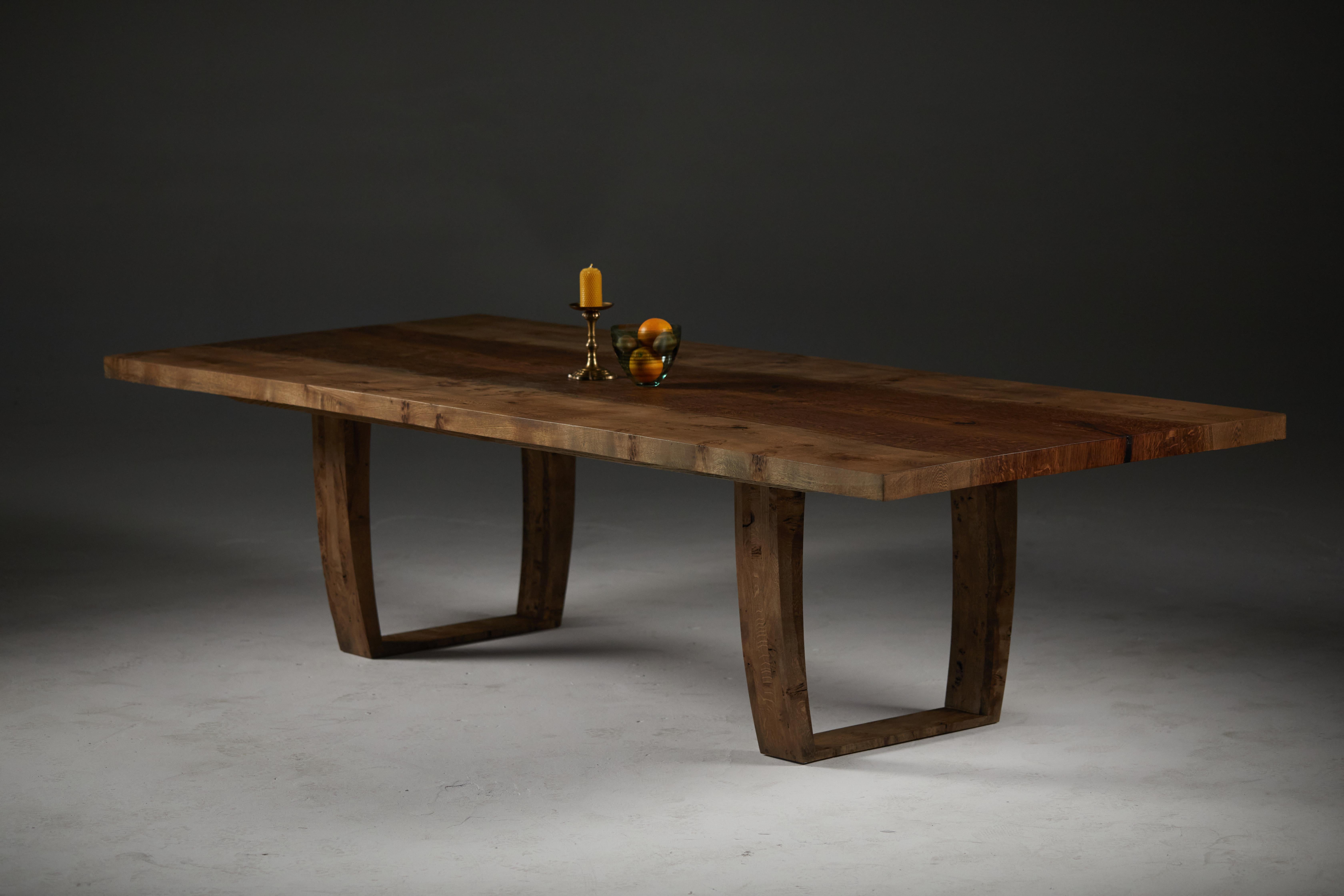 Extendable oak table with central live edge brown oak by Jonathan Field In New Condition For Sale In London, GB