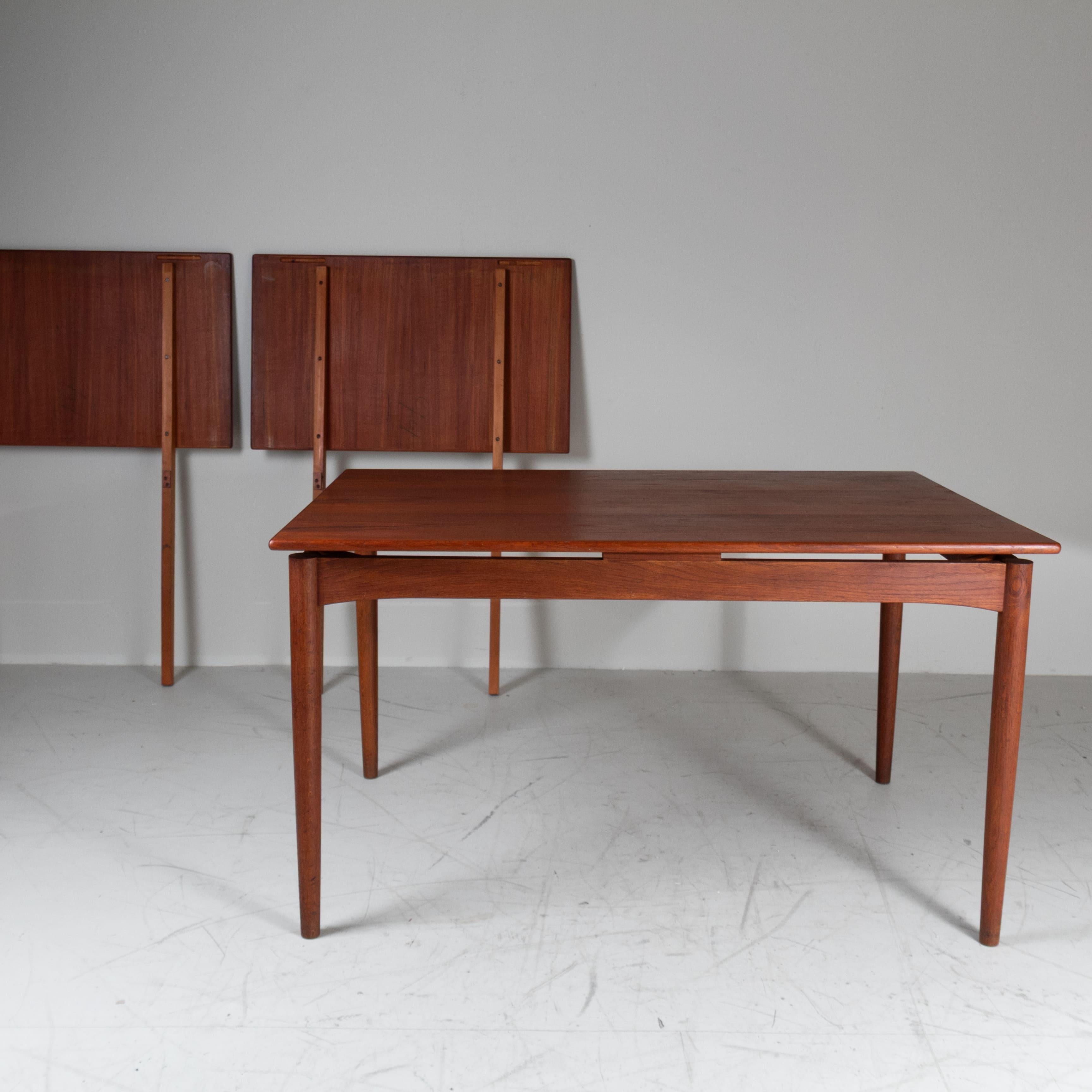 Cette table rectangulaire extensible, conçue par Finn Juhl dans les années 1950 et entièrement fabriquée en bois massif, se distingue par une excellente qualité de fabrication qui met en valeur la beauté naturelle du matériau. La structure est