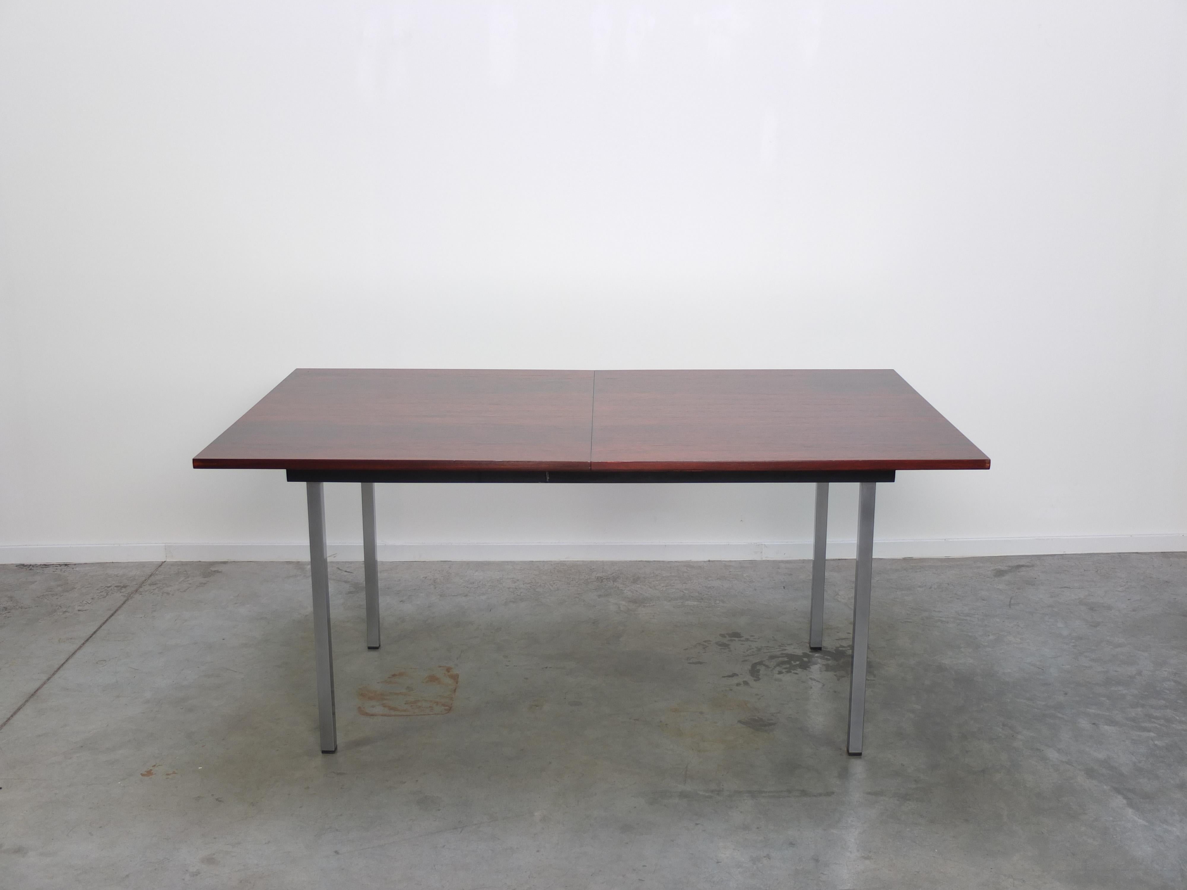 Dining table designed by Alfred Hendrickx and produced by Belform in Belgium during the 1960s. The top is made of Brazilian Rosewood wood with a highly decorative woodgrain. It can be extended thanks to a central unfolding flip-top. In very good