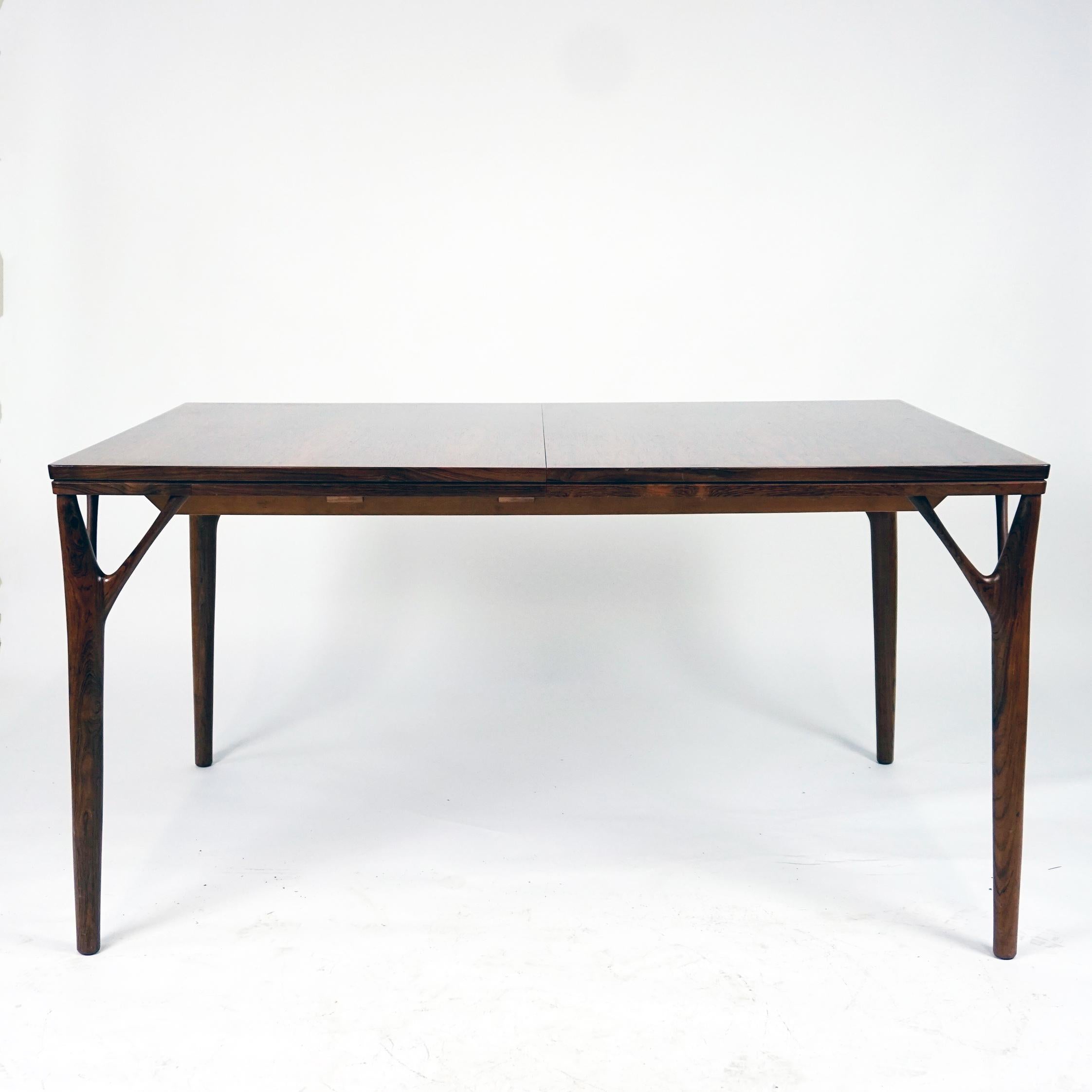 Questo tavolo da pranzo danese allungabile di The Modern Scandinavian è stato progettato da Helge Vestergaard-Jensen alla fine degli anni '50 e prodotto da Peder Pedersen negli anni '60 in Danimarca.
Possiamo definirlo un Highlight del periodo del