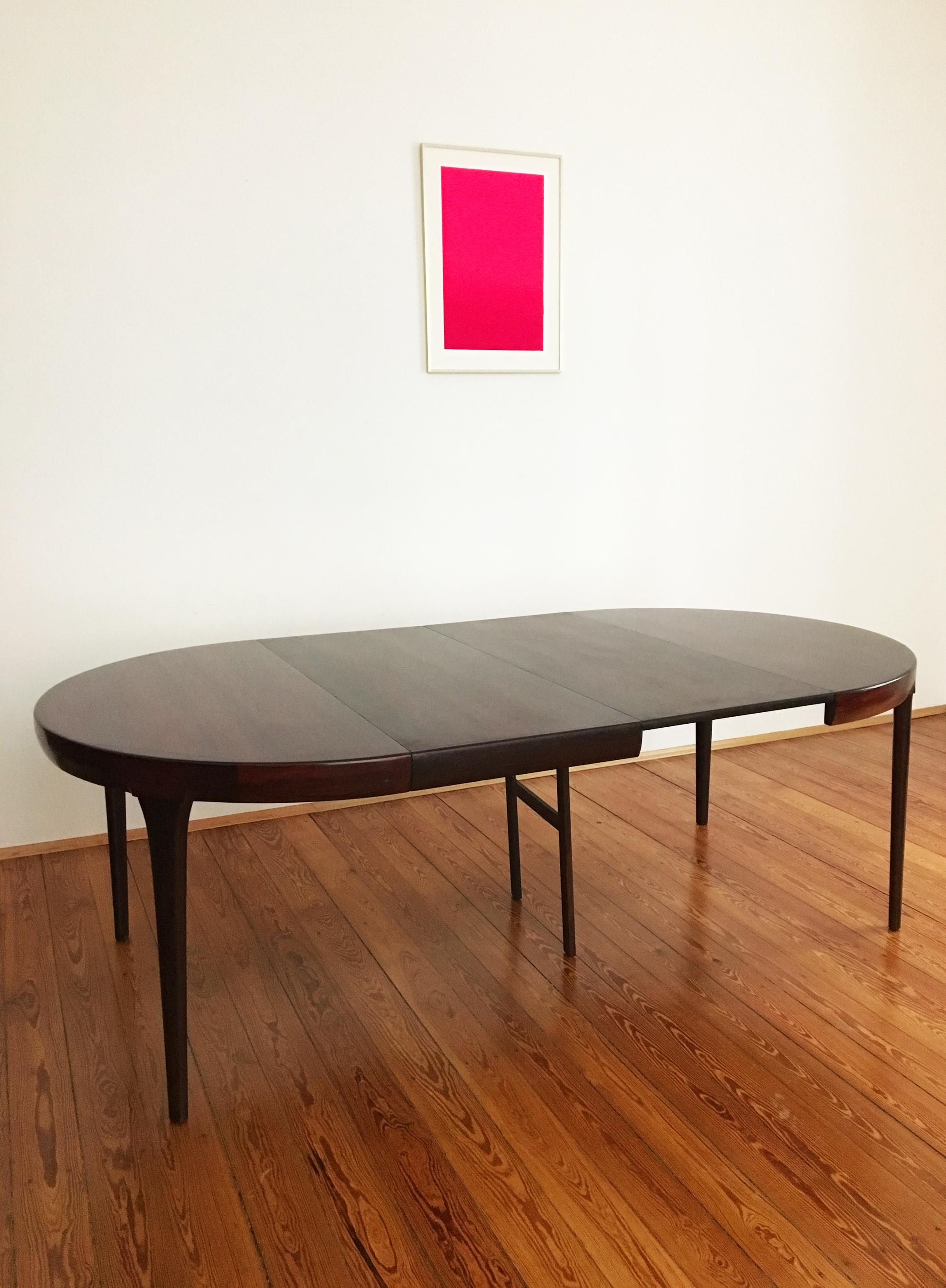 Extendable Rosewood Dining Table by Ib Kofod-Larsen In Excellent Condition For Sale In Munich, Bavaria