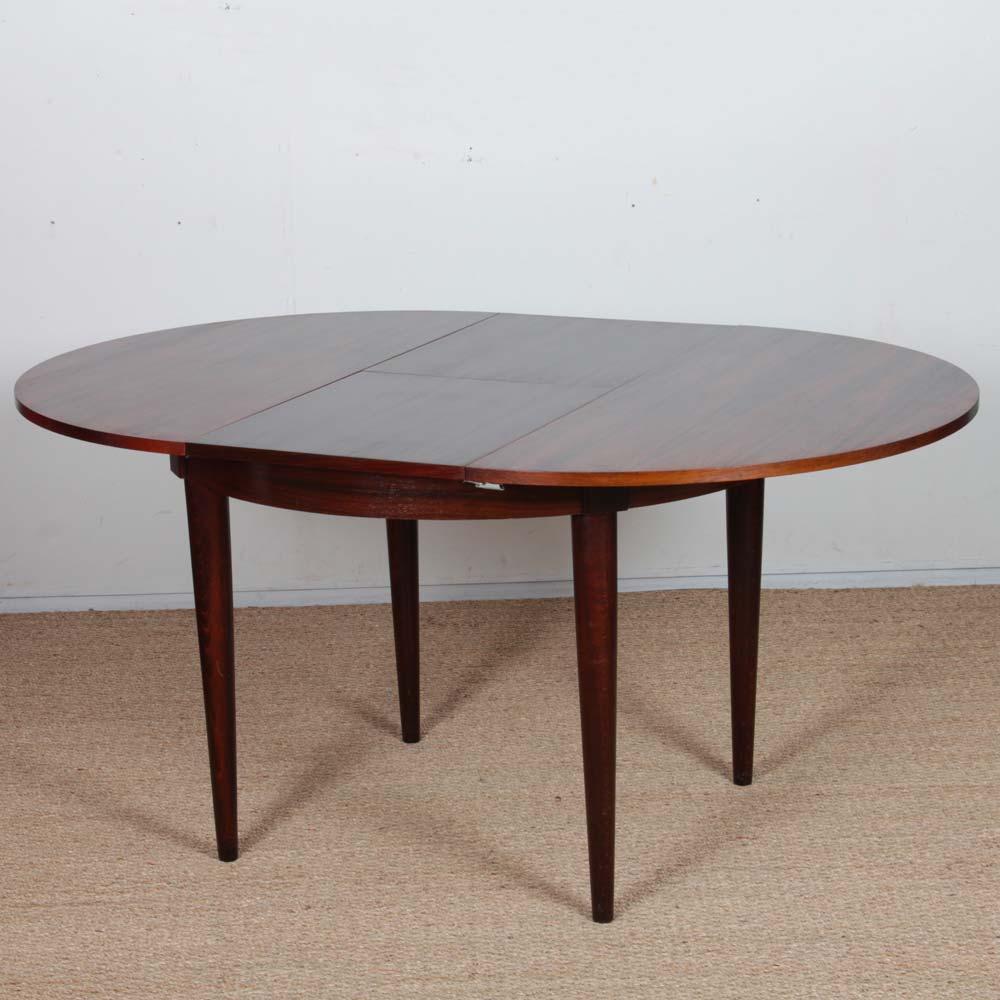 Cette table de salle à manger extensible en palissandre de Rio est une production française des années 1960. Il est doté d'une rallonge intégrée de 45 cm sous le plateau, ce qui permet d'augmenter facilement le nombre de places assises. La table a